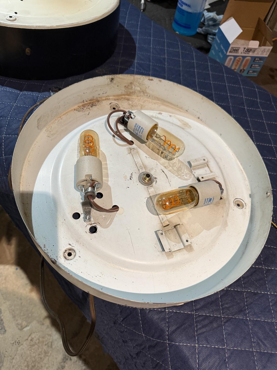 Pour votre considération, une paire de pendentifs encastrés. Fait en Italie. Vers les années 1960.
Construite avec un cadre en aluminium peint en noir, un diffuseur en verre dépoli bombé et une quincaillerie en laiton.  Chaque lampe nécessite 3