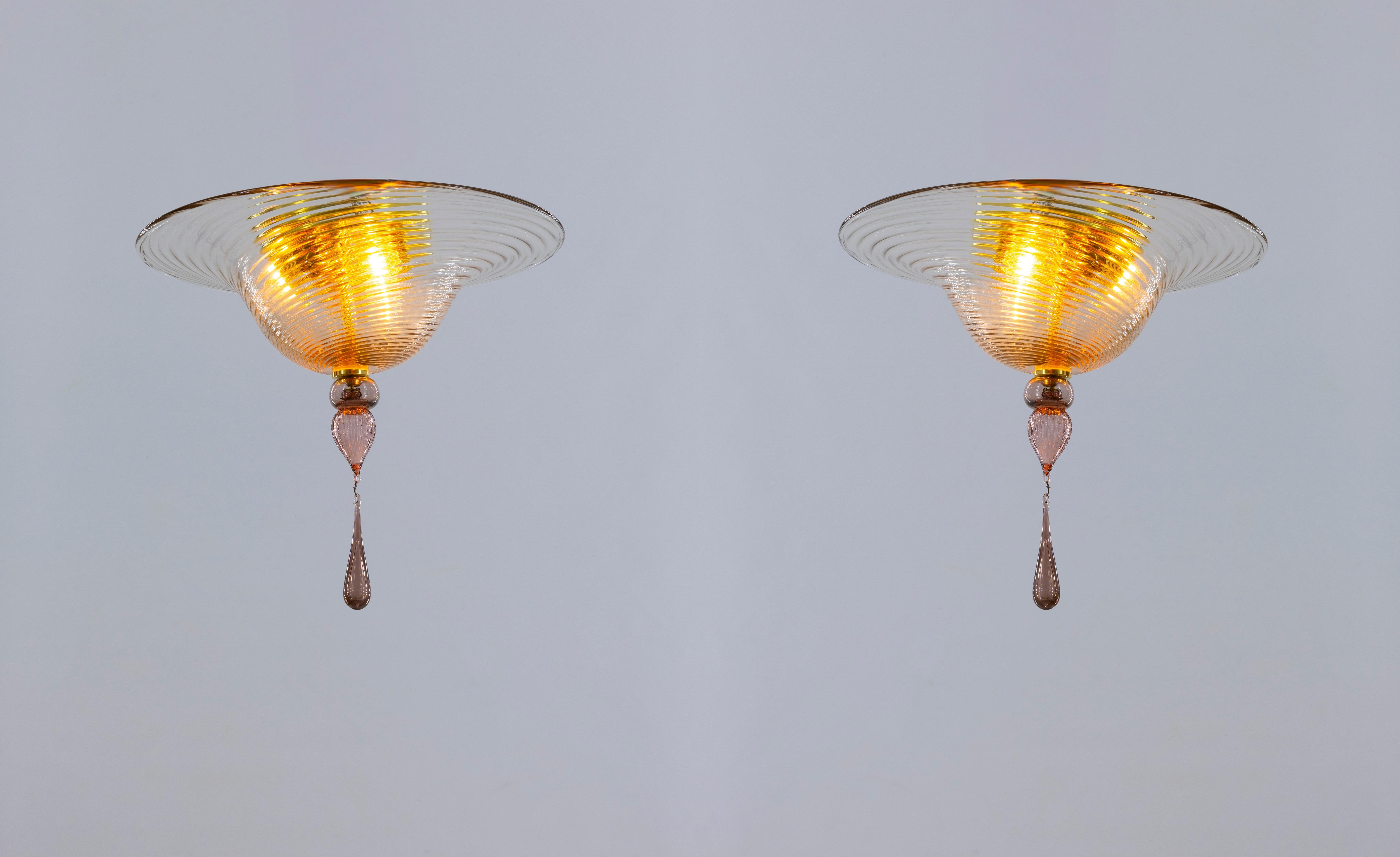 Italiano Coppia di montature da incasso in vetro di Murano ametista con goccia di vetro Italia 21° Secolo in vendita