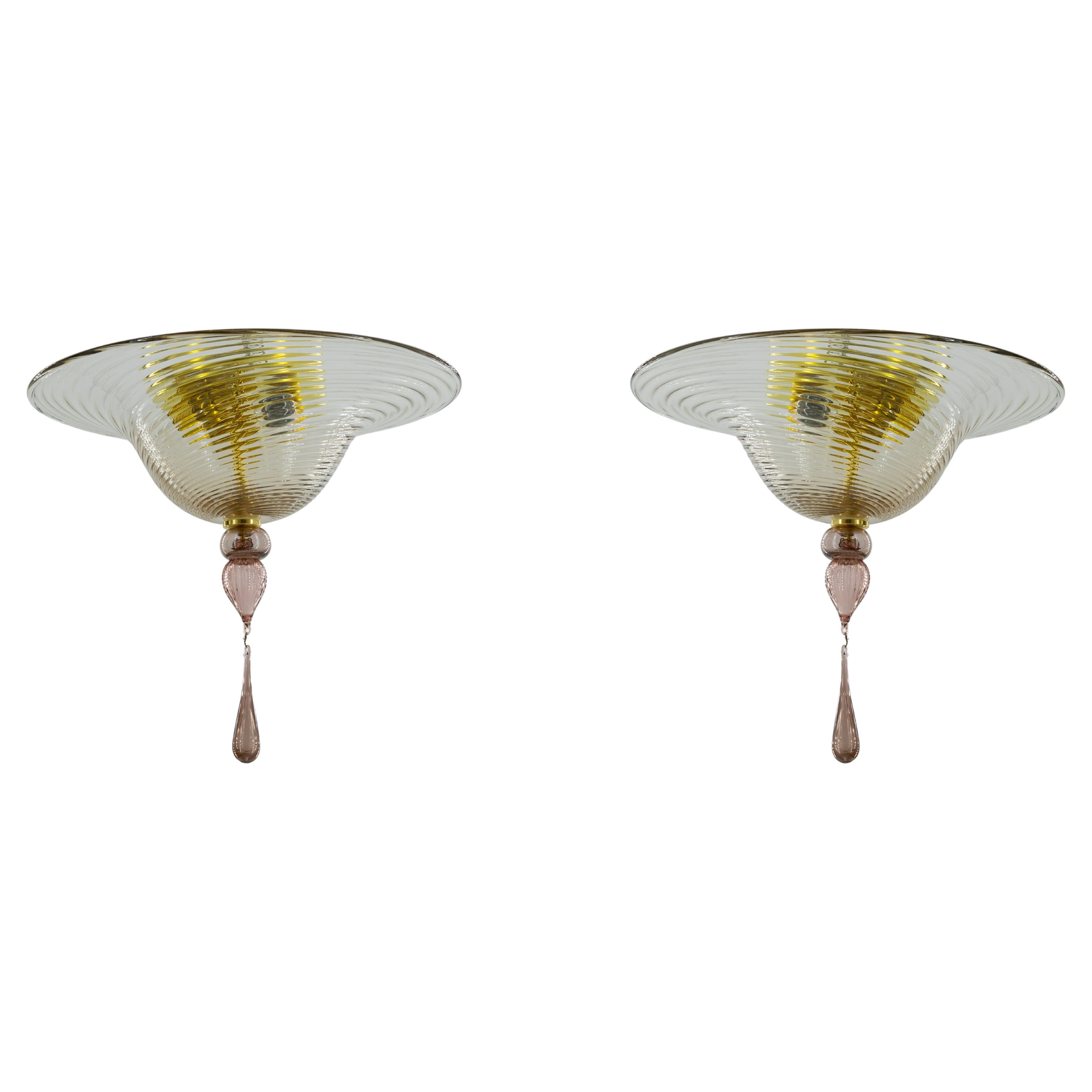 Coppia di montature da incasso in vetro di Murano ametista con goccia di vetro Italia 21° Secolo
Interamente realizzata a mano in vetro soffiato di Murano e ottone, questa coppia di montature da incasso è una produzione dell'artista e designer
