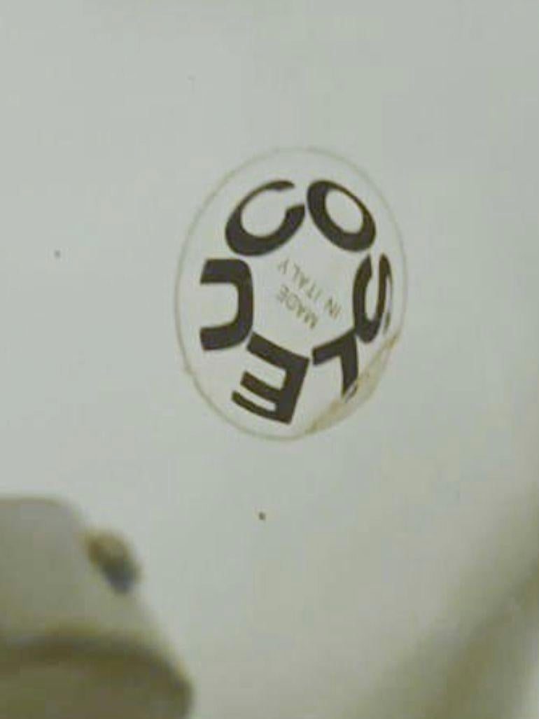 Coppia di applique d'epoca con paralume singolo in vetro di Murano fumé e spessa fascia in vetro nero, montate su ferramenta cromata / Made in Italy da Leucos, anni '60.
**Etichetta originale sul bicchiere
Diametro: 16 pollici, altezza 6 pollici
