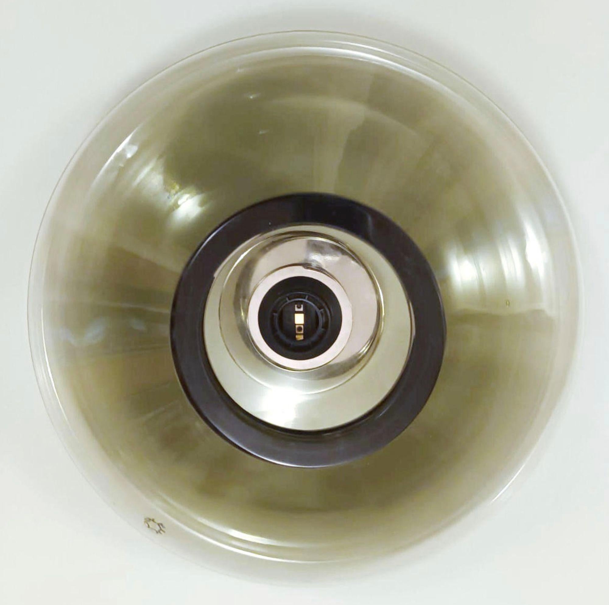 Coppia di applique con vetro di Murano fumé di Leucos. Italia, anni '60. in vendita 2