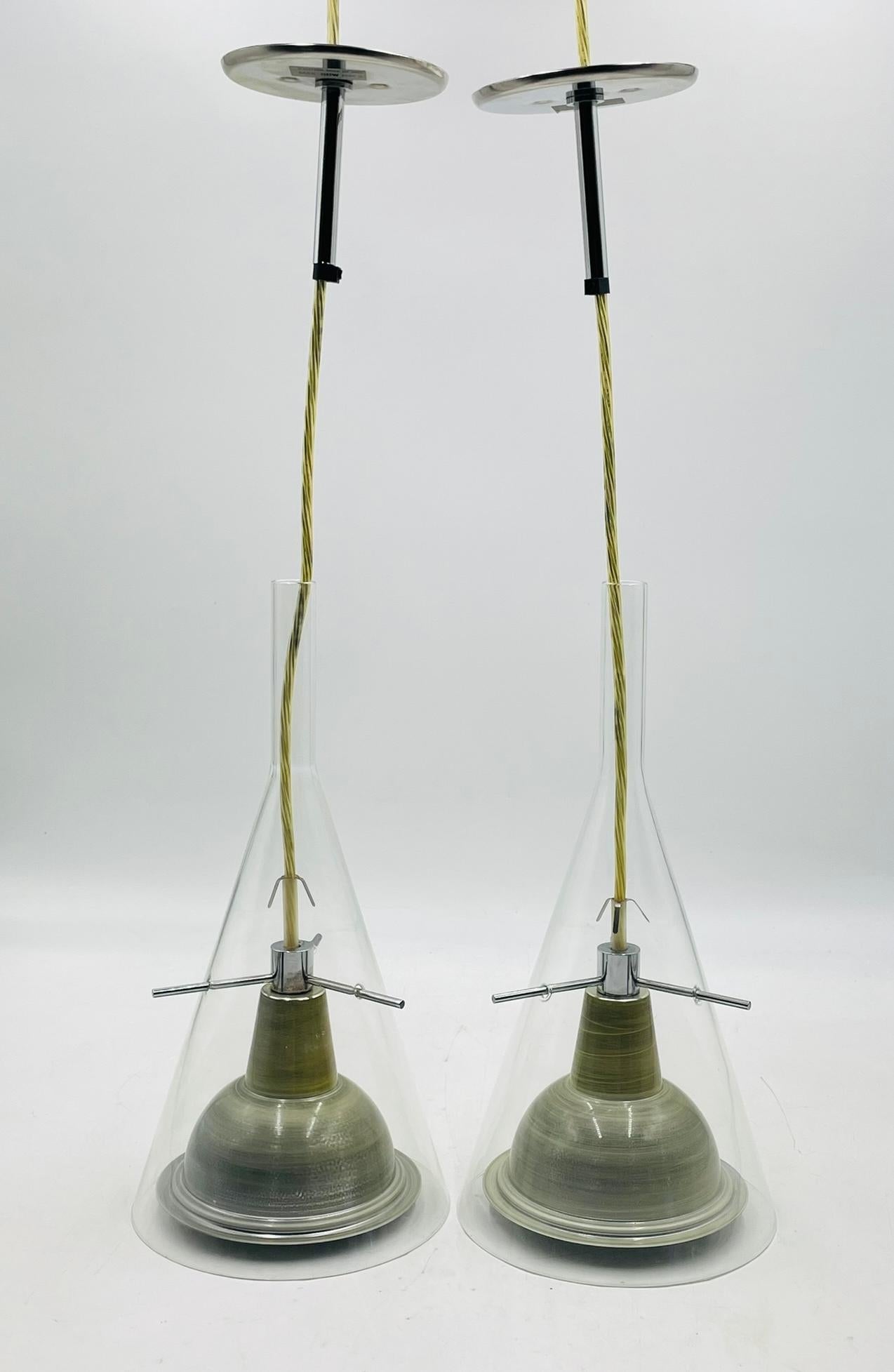 Conçue par le célèbre architecte et designer italien Franco Raggi, la lampe suspendue Flute 3 est une icône d'élégance minimale et de précision technique, produite par Fontana Arte en 2004.

Chaque suspension est dotée d'un diffuseur conique en