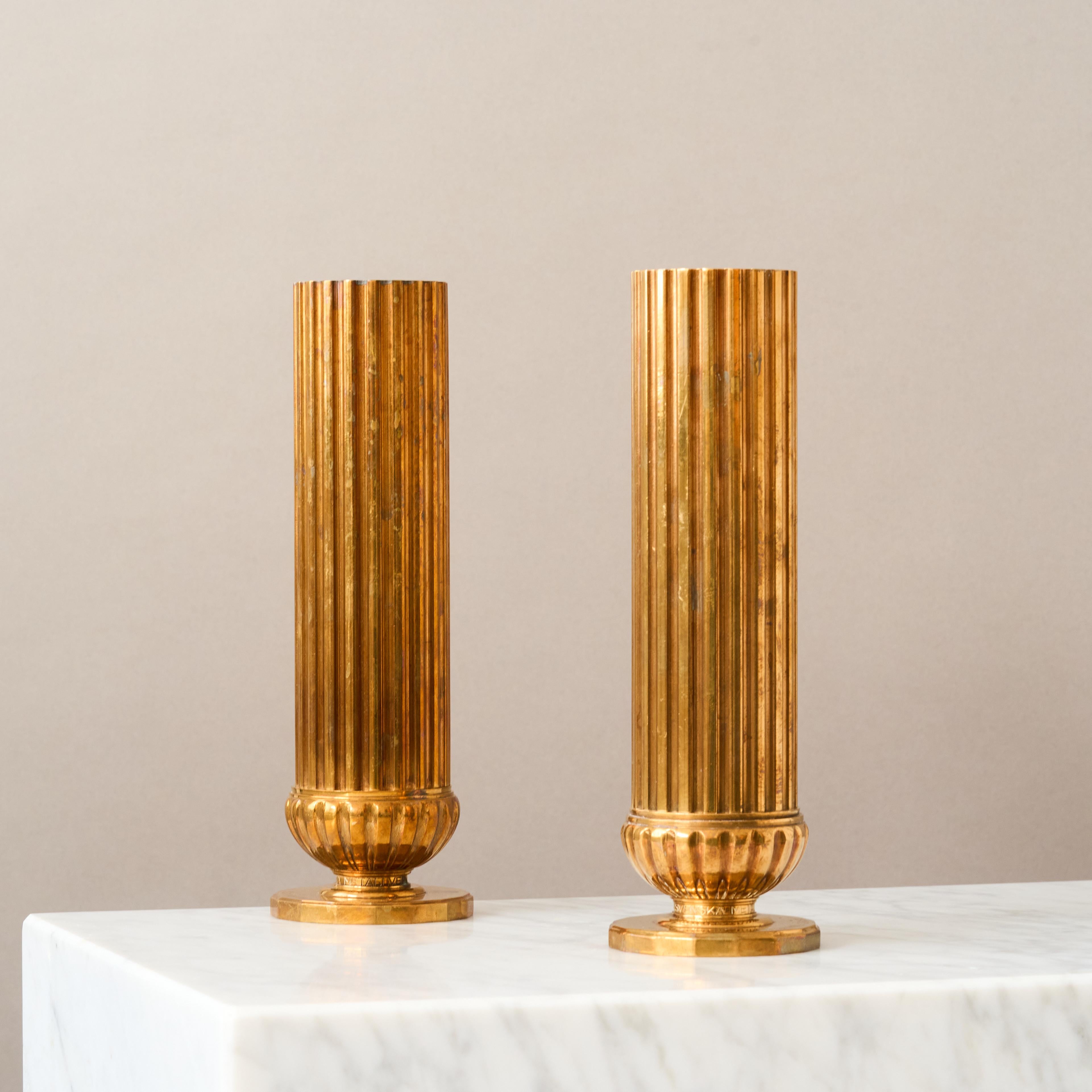 Ein Paar schöne, geriffelte Art Deco / Swedish Grace Bronzevasen mit erstaunlicher Patina. In Form von Spalten.
Hergestellt von SVM, Svenska Metallverken AB, Schweden, 1930er Jahre.  

Toller Originalzustand mit originaler Patina. Kann poliert