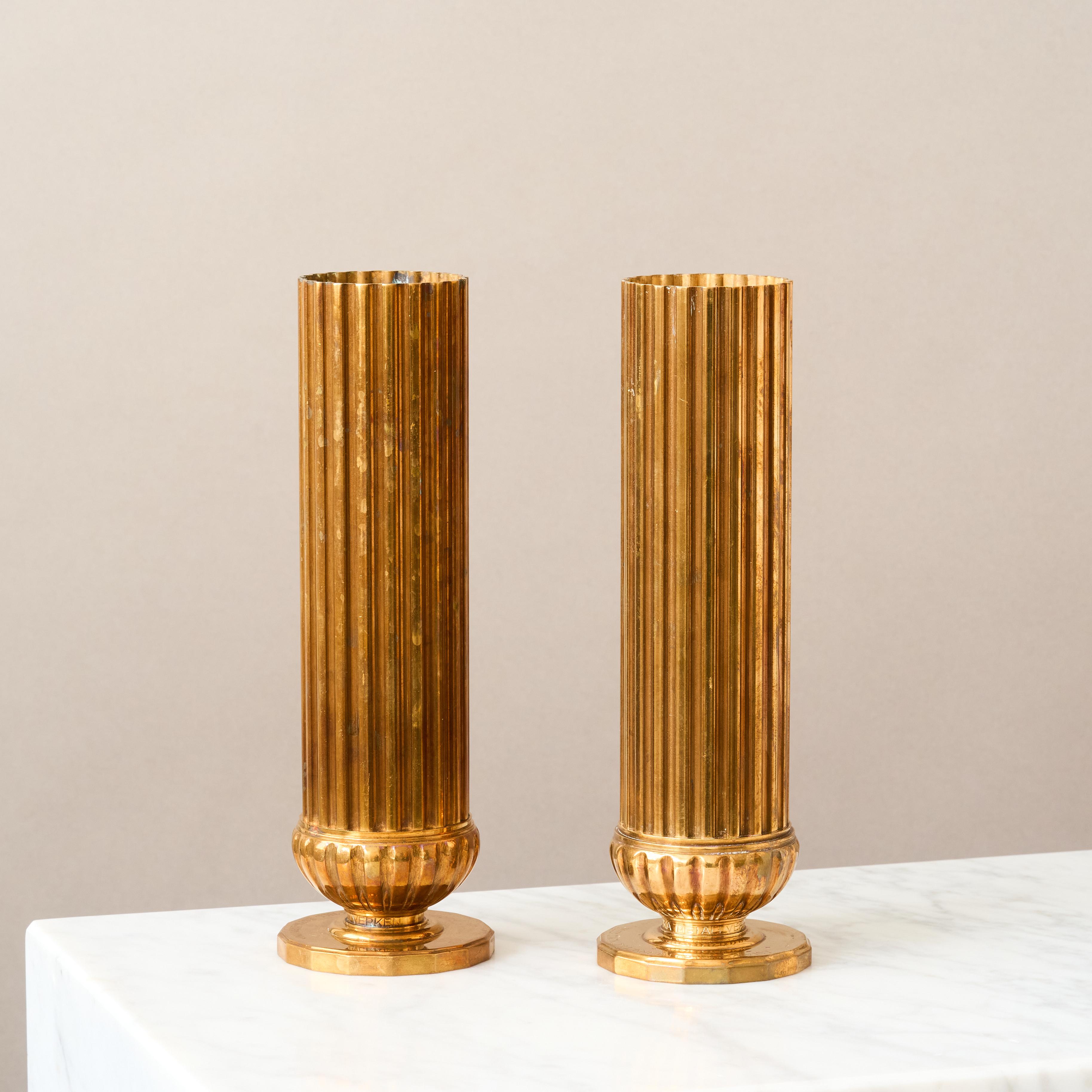 Paar kannelierte Art-Déco-Vasen aus Bronze von SVM Handarbete, Schweden, 1930er Jahre. (Schwedisch) im Angebot