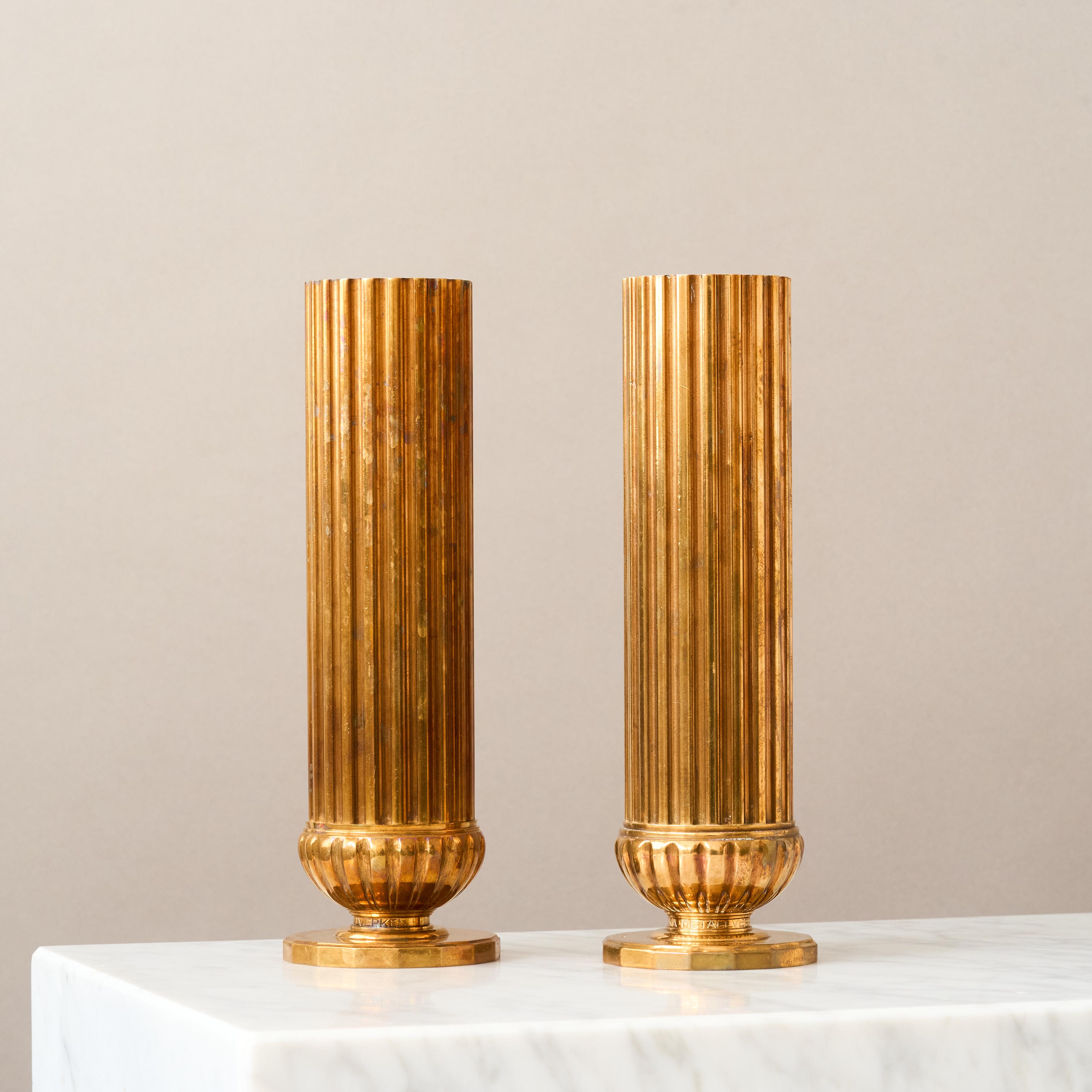 Paar kannelierte Art-Déco-Vasen aus Bronze von SVM Handarbete, Schweden, 1930er Jahre. (Gegossen) im Angebot