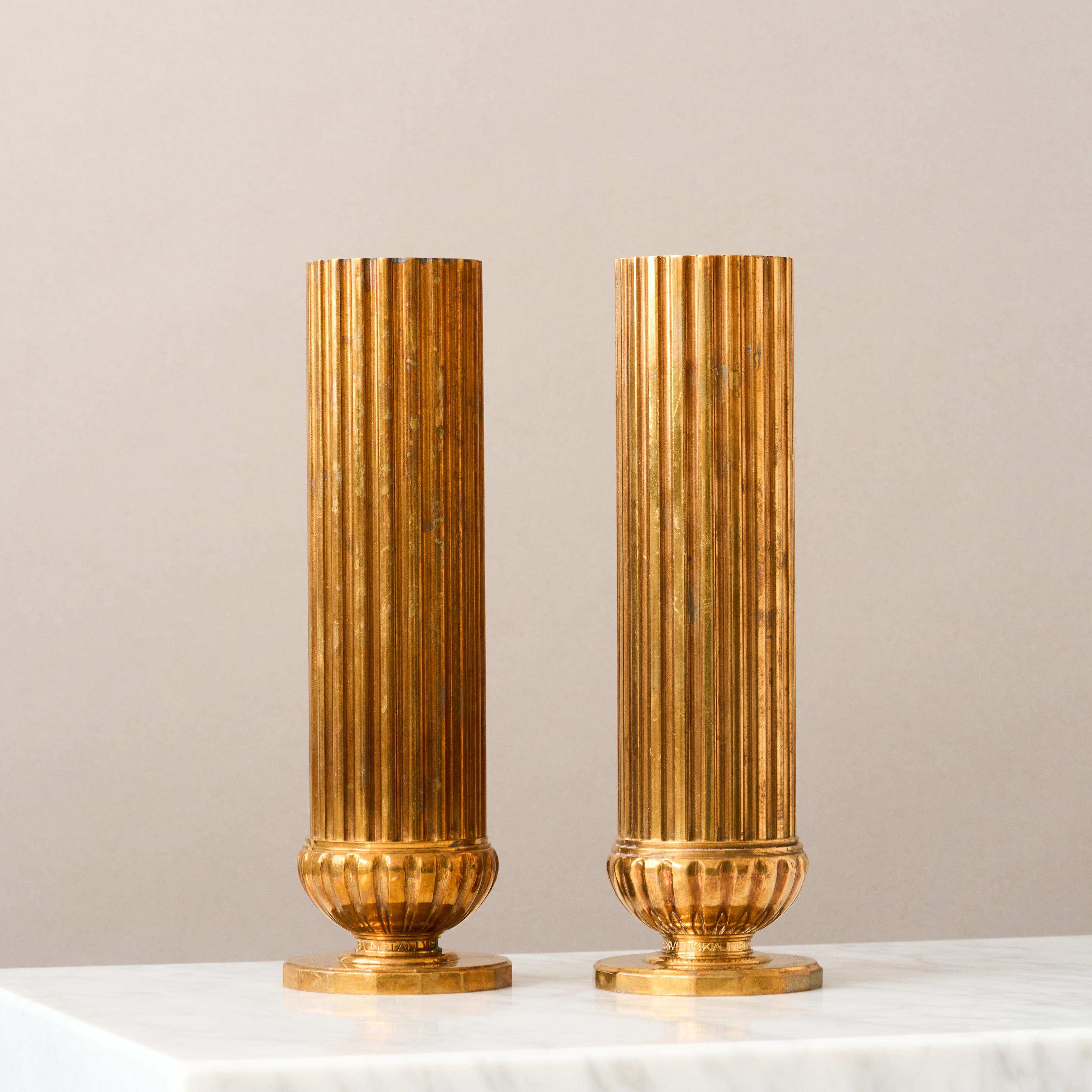 Paar kannelierte Art-Déco-Vasen aus Bronze von SVM Handarbete, Schweden, 1930er Jahre. (Mitte des 20. Jahrhunderts) im Angebot