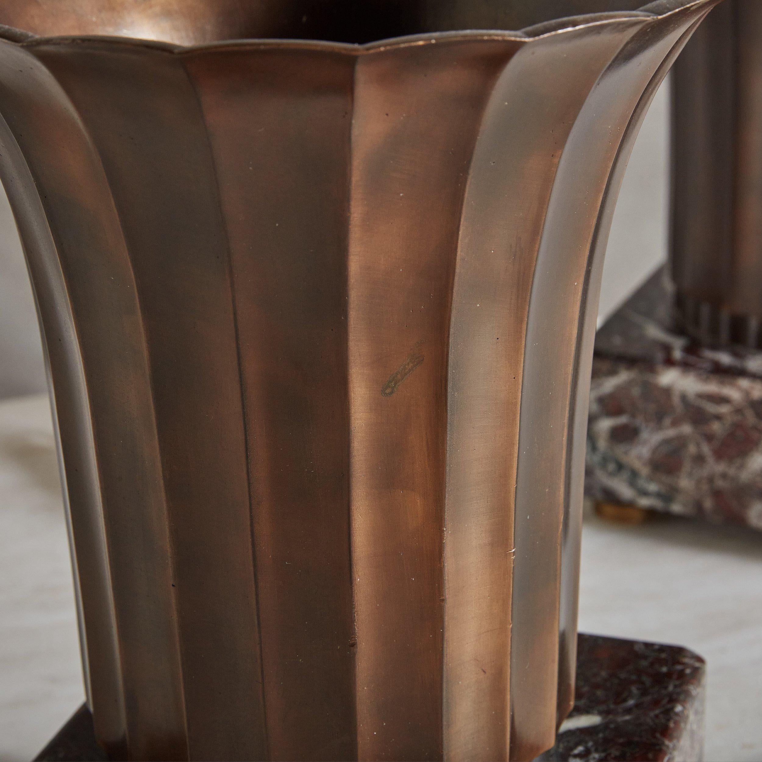 Bronze Paire de lampes de table cannelées en bronze sur socle en marbre rouge, Italie 20ème siècle en vente