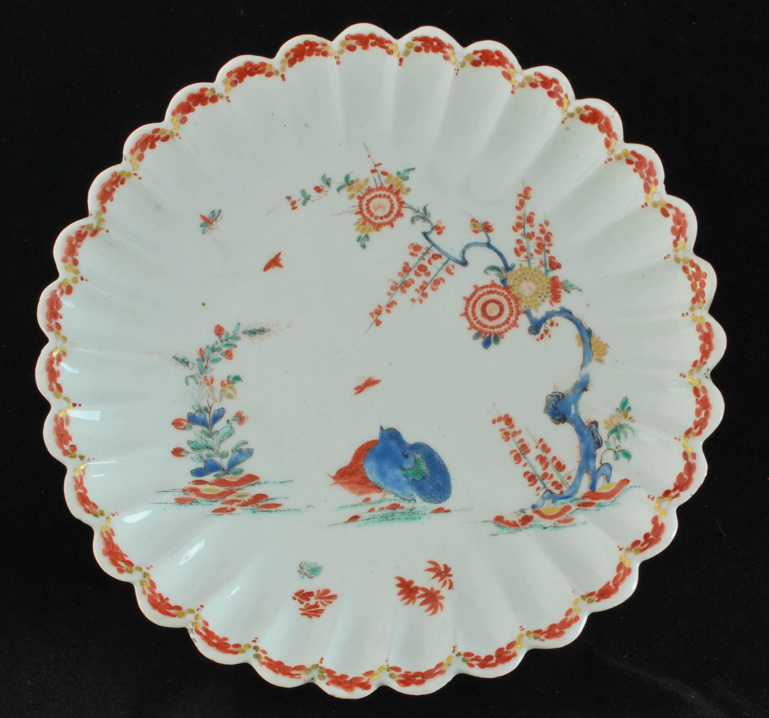 Cada una de forma circular poco profunda con borde festoneado y pintadas con el motivo Kakiemon de dos codornices con un par de perdices de pie entre un pruno en flor y un arbusto kikyo entre flores y hojas; encima, un gran insecto.

Procedencia:
