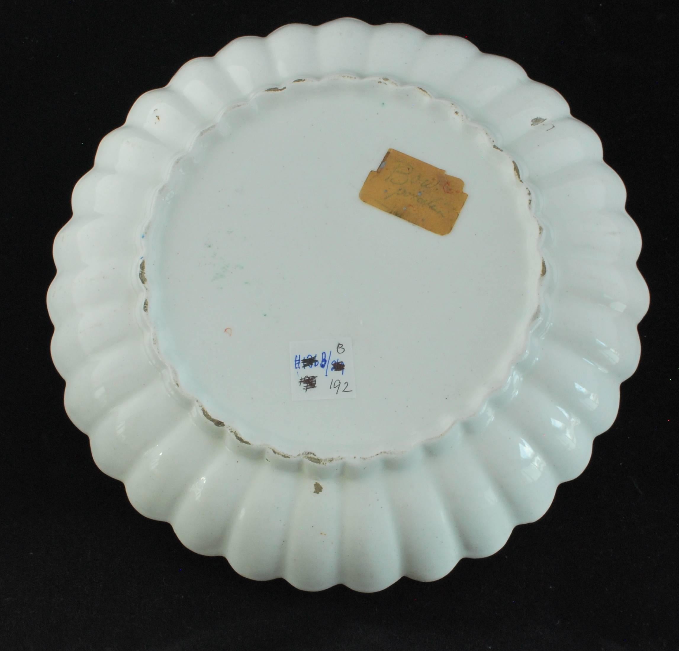 Pareja de Platos de Postre Acanalados, Decoración Kakiemon, Fábrica de Porcelana Bow Japonismo en venta