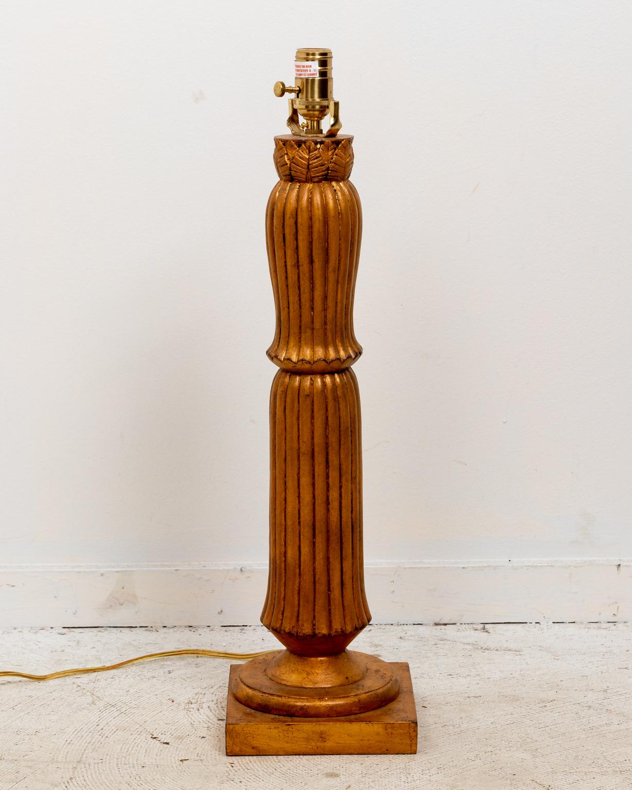 Paar vergoldete Tischlampen mit kanneliertem, palmenförmigem Säulensockel. Die Lampenschirme sind nicht enthalten. Bitte beachten Sie die altersbedingten Gebrauchsspuren einschließlich Patina.