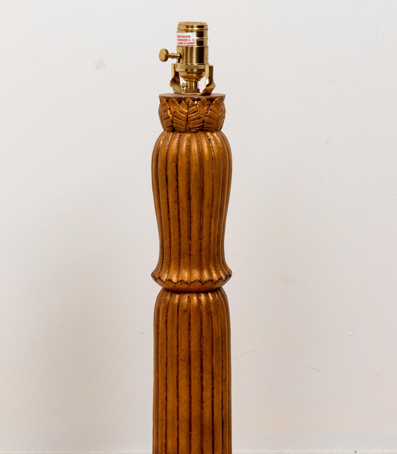 Ein Paar geriffelte vergoldete Lampen im Zustand „Gut“ im Angebot in Stamford, CT