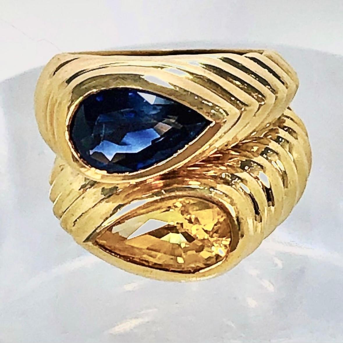 Pair of Fluted Gold Rings with Pear Shaped Blue and Yellow Sapphires by Niva In Good Condition For Sale In Palm Beach, FL