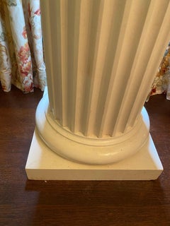 Coppia di piedistalli scanalati in stile neoclassico dipinti di bianco