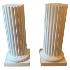 Coppia di piedistalli scanalati in stile neoclassico dipinti di bianco