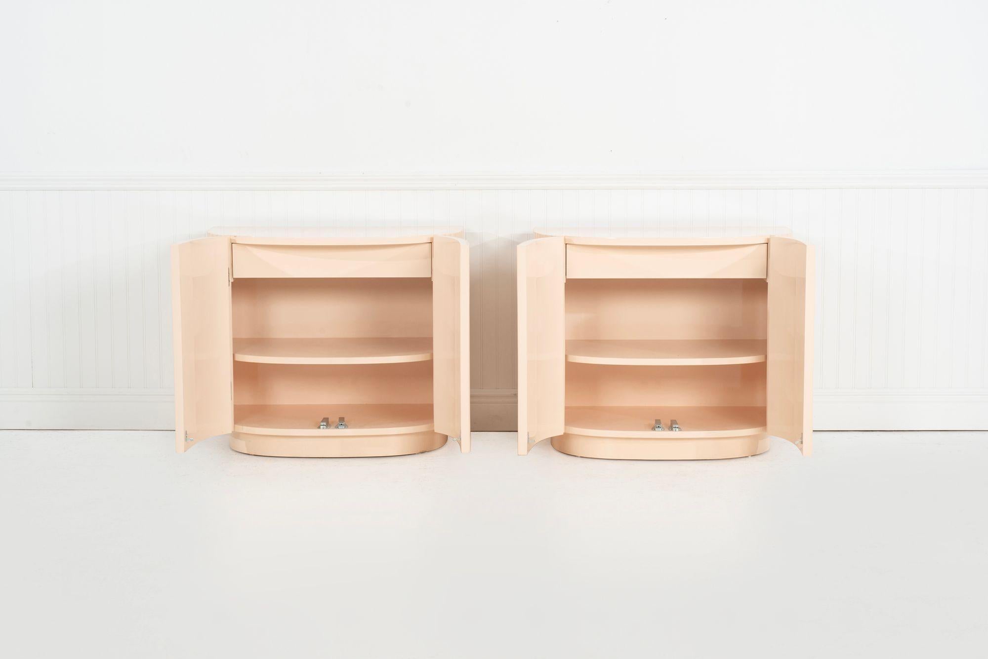 Mid-Century Modern Pair of Fluted Nightstands by Interior Crafts 1989 en vente