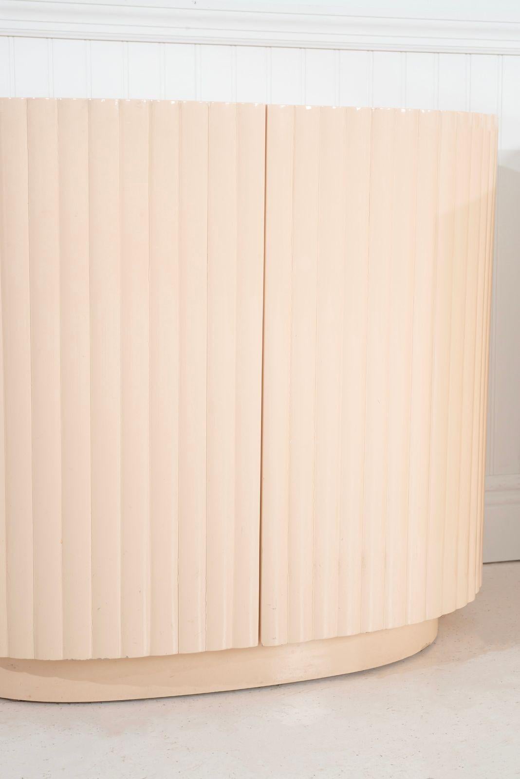 Américain Pair of Fluted Nightstands by Interior Crafts 1989 en vente