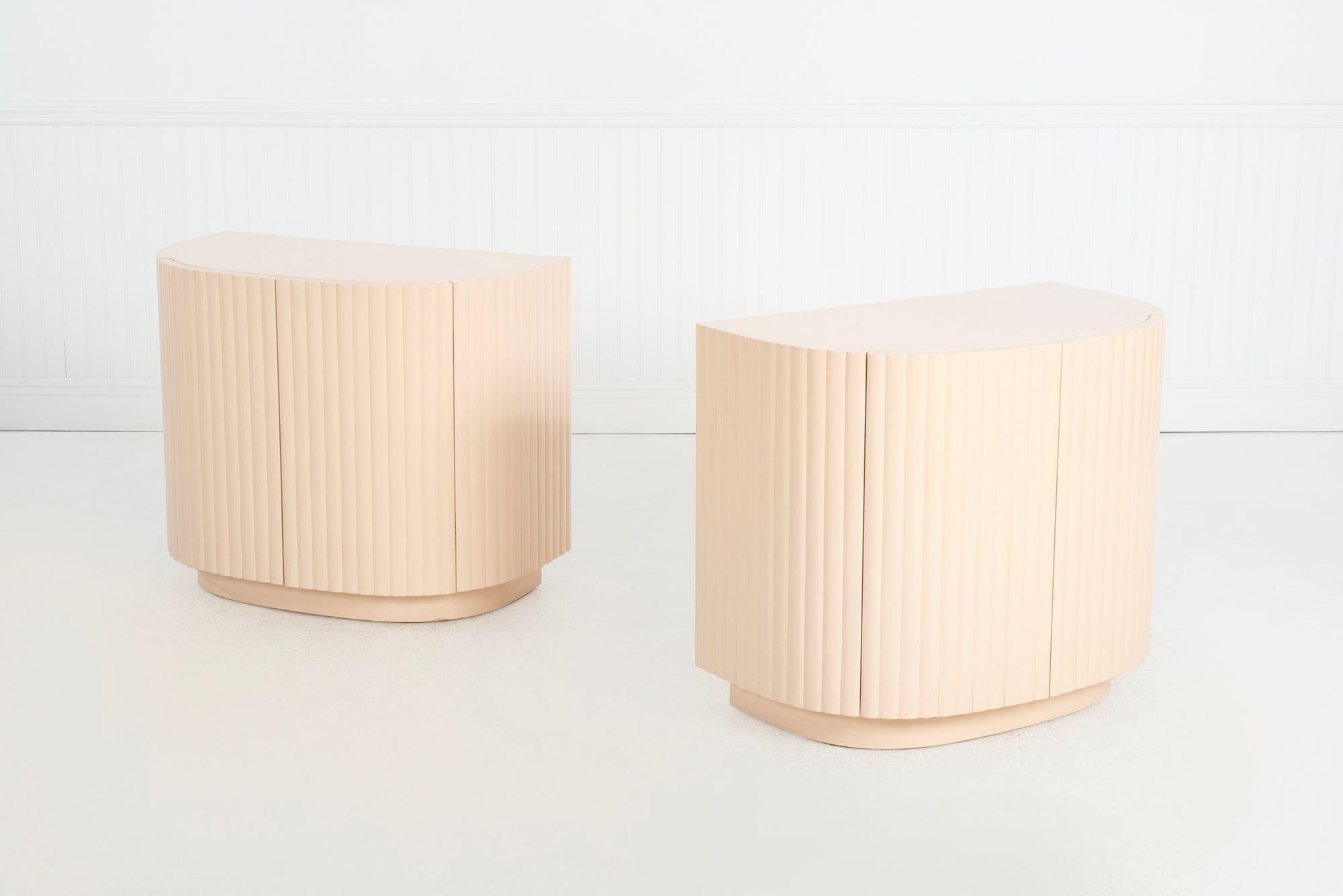 Fin du 20e siècle Pair of Fluted Nightstands by Interior Crafts 1989 en vente