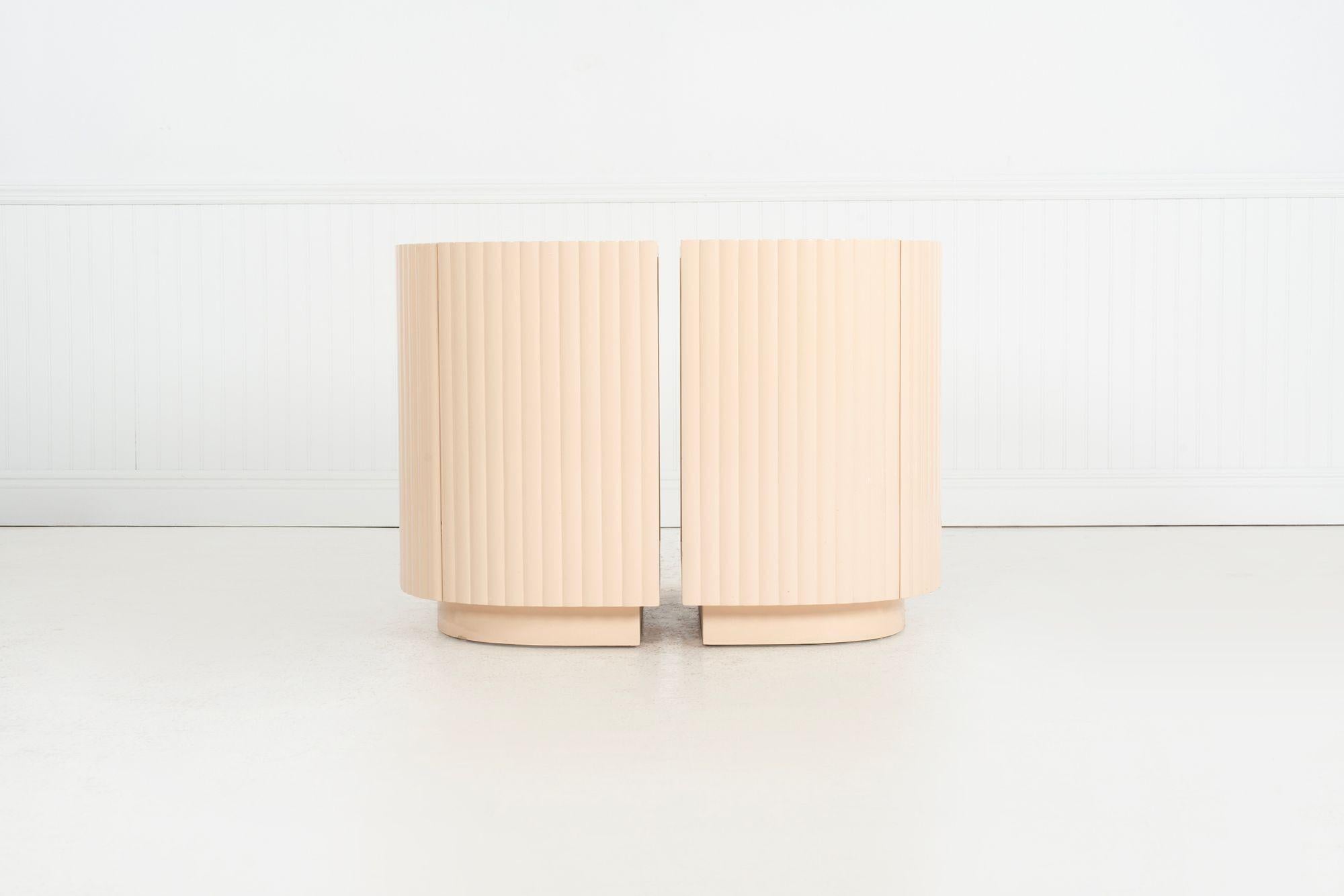 Bois Pair of Fluted Nightstands by Interior Crafts 1989 en vente