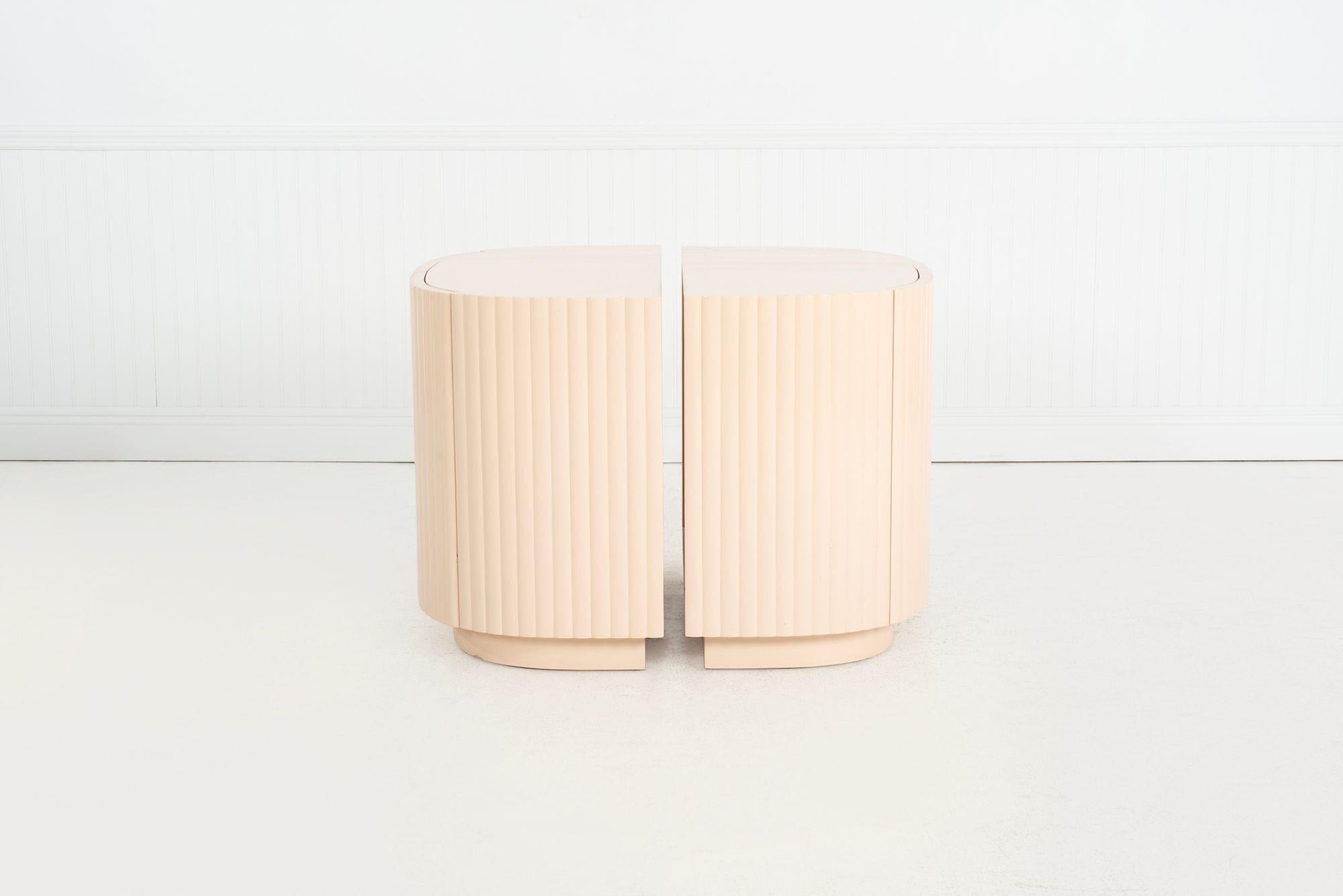 Pair of Fluted Nightstands by Interior Crafts 1989 en vente 1