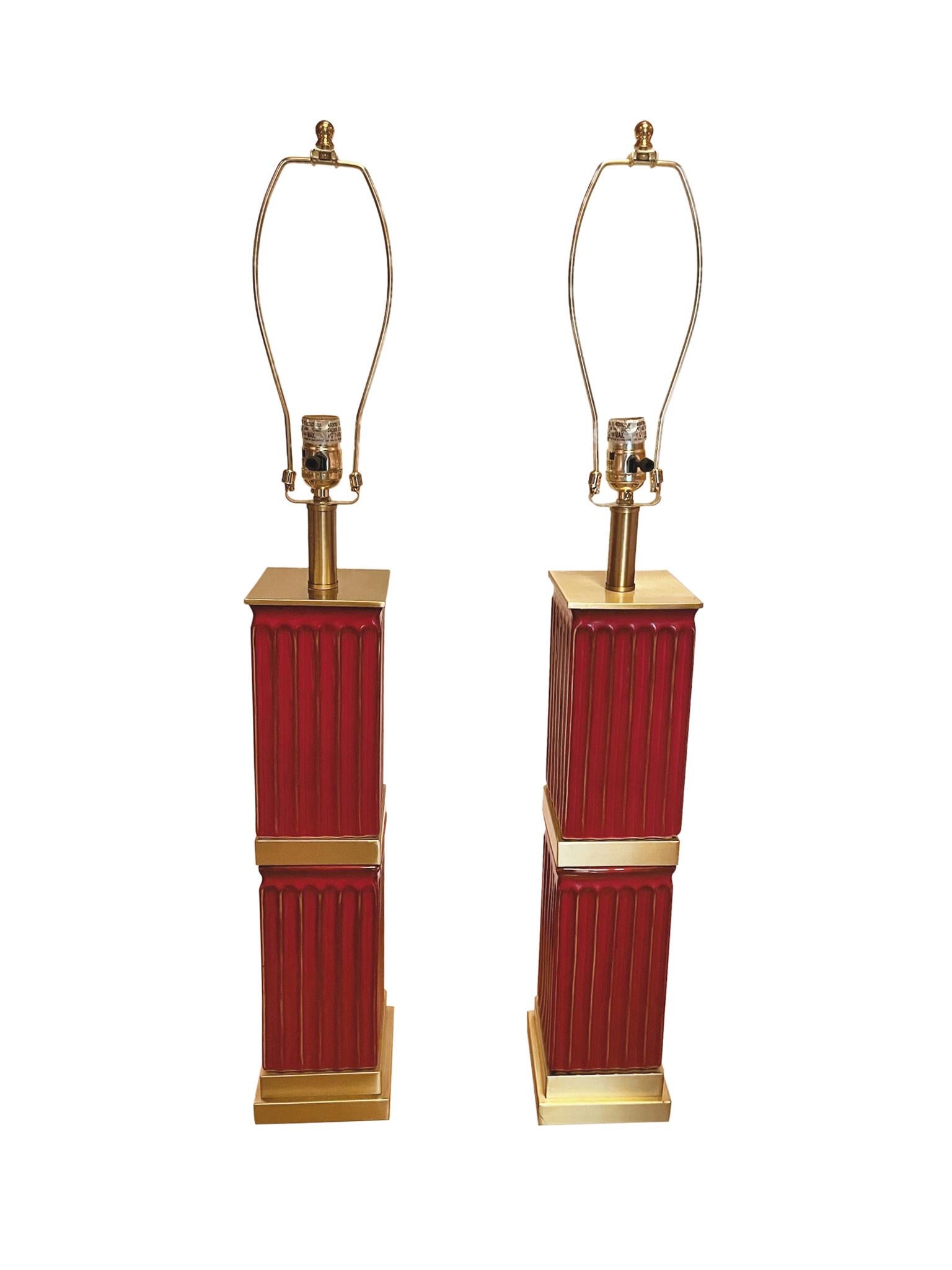 Néoclassique Paire de lampes de table en céramique rouge cannelée en vente