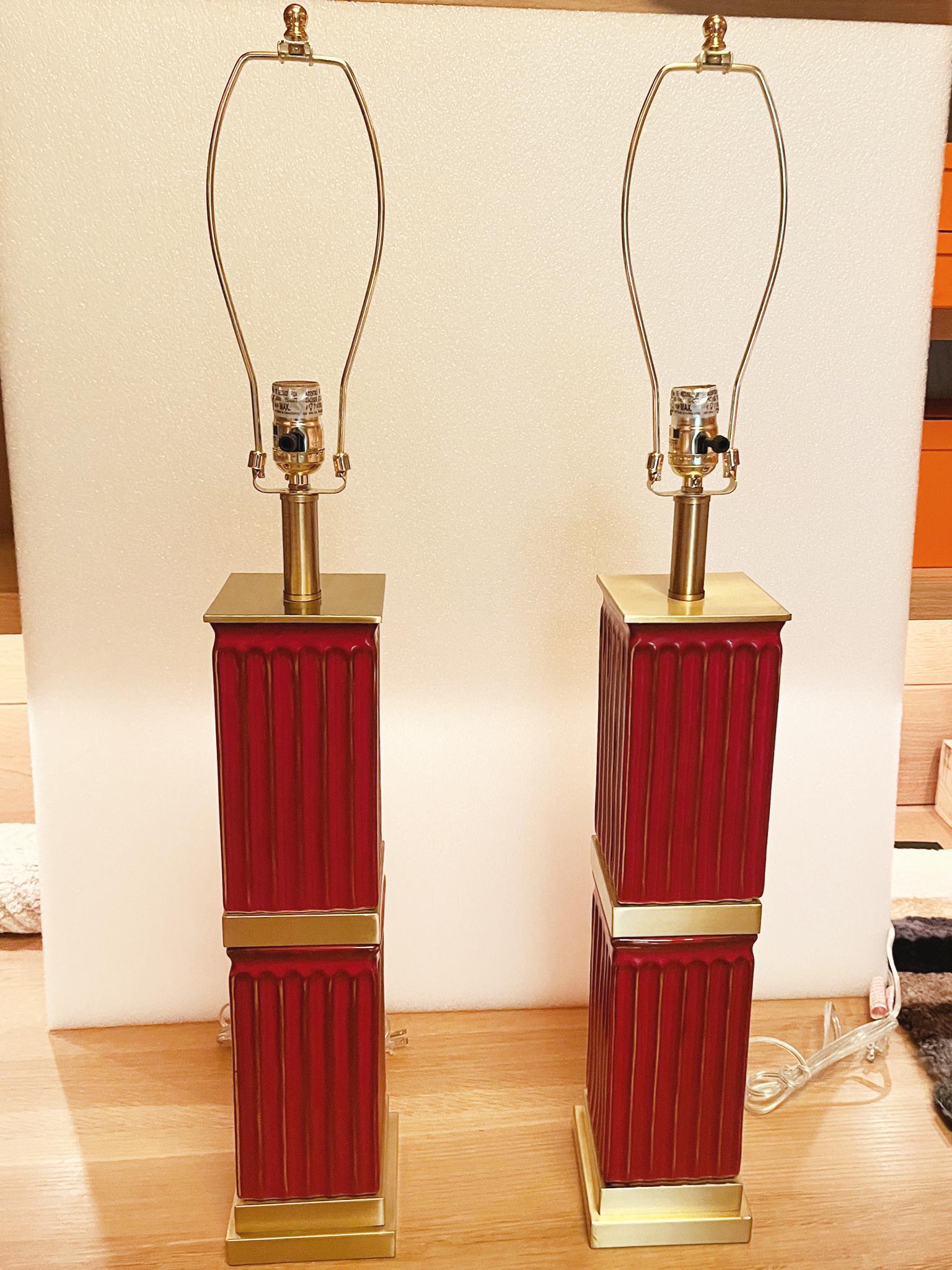 Vernissé Paire de lampes de table en céramique rouge cannelée en vente