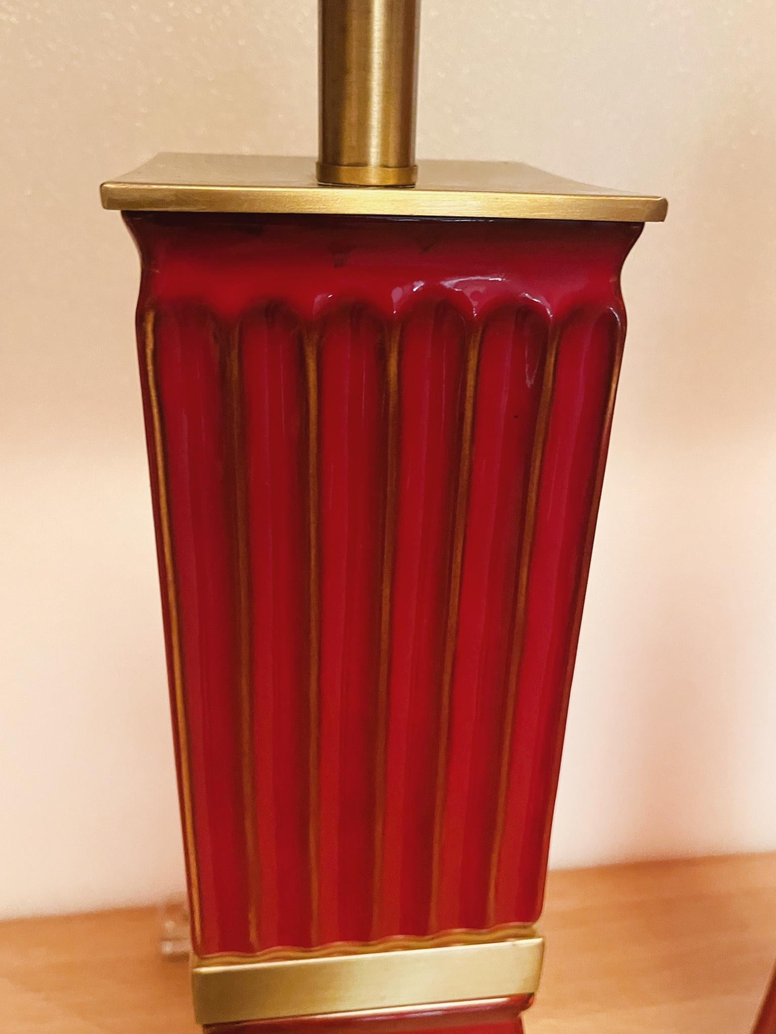 Paire de lampes de table en céramique rouge cannelée Bon état - En vente à New York, NY