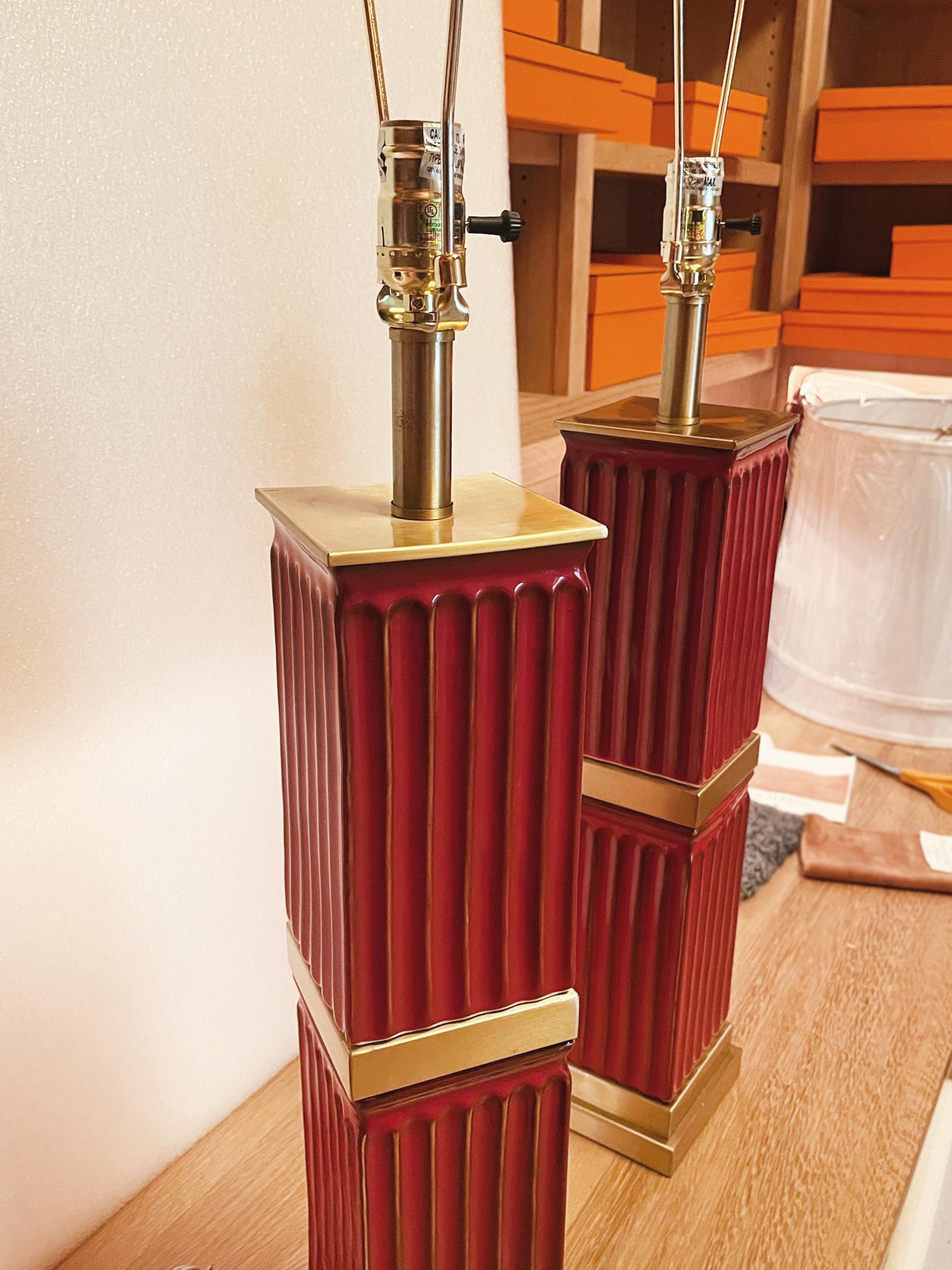 20ième siècle Paire de lampes de table en céramique rouge cannelée en vente