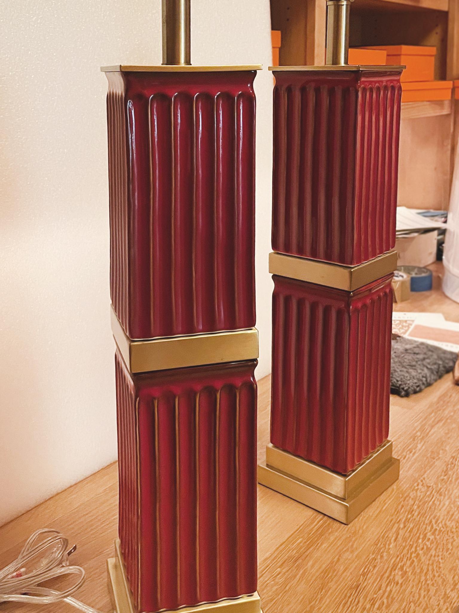Laiton Paire de lampes de table en céramique rouge cannelée en vente