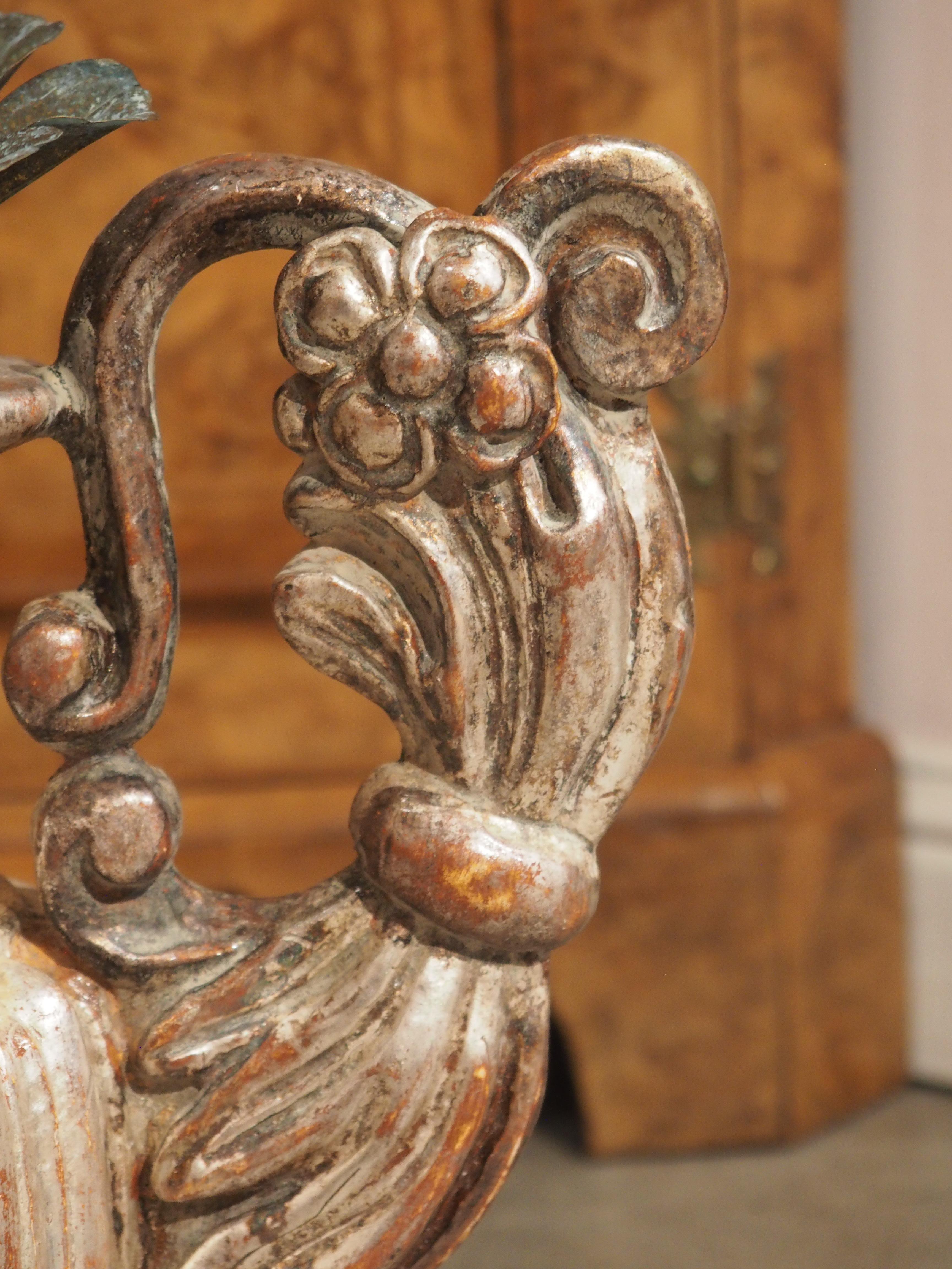 Pareja de candeleros acanalados de madera de giltwood plateada de la Toscana, Italia en venta 1