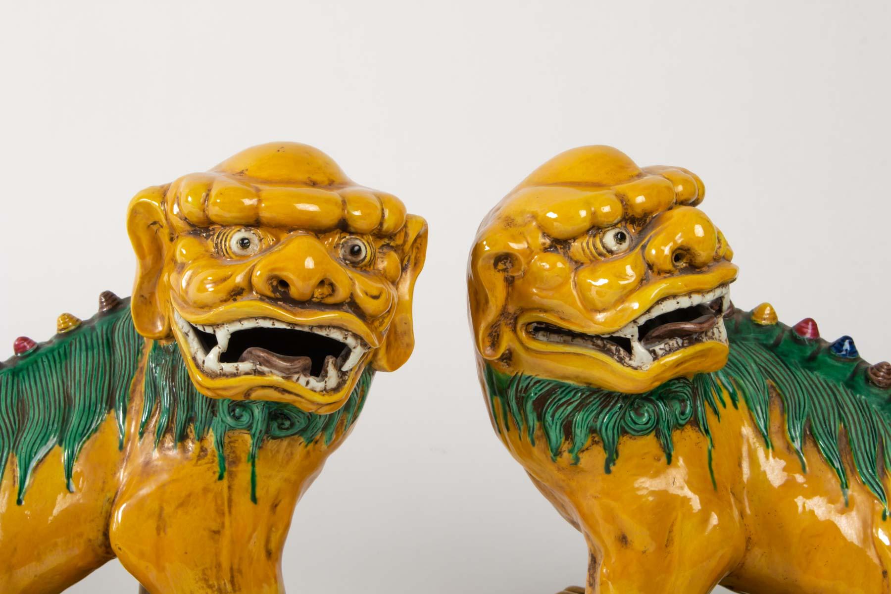 Pair of Fô dogs porcelain polychrome Belle Dominante yellow, China, 1920, carries a stamp under the base
Measures: L 29cm, H 29cm, P 16cm.
