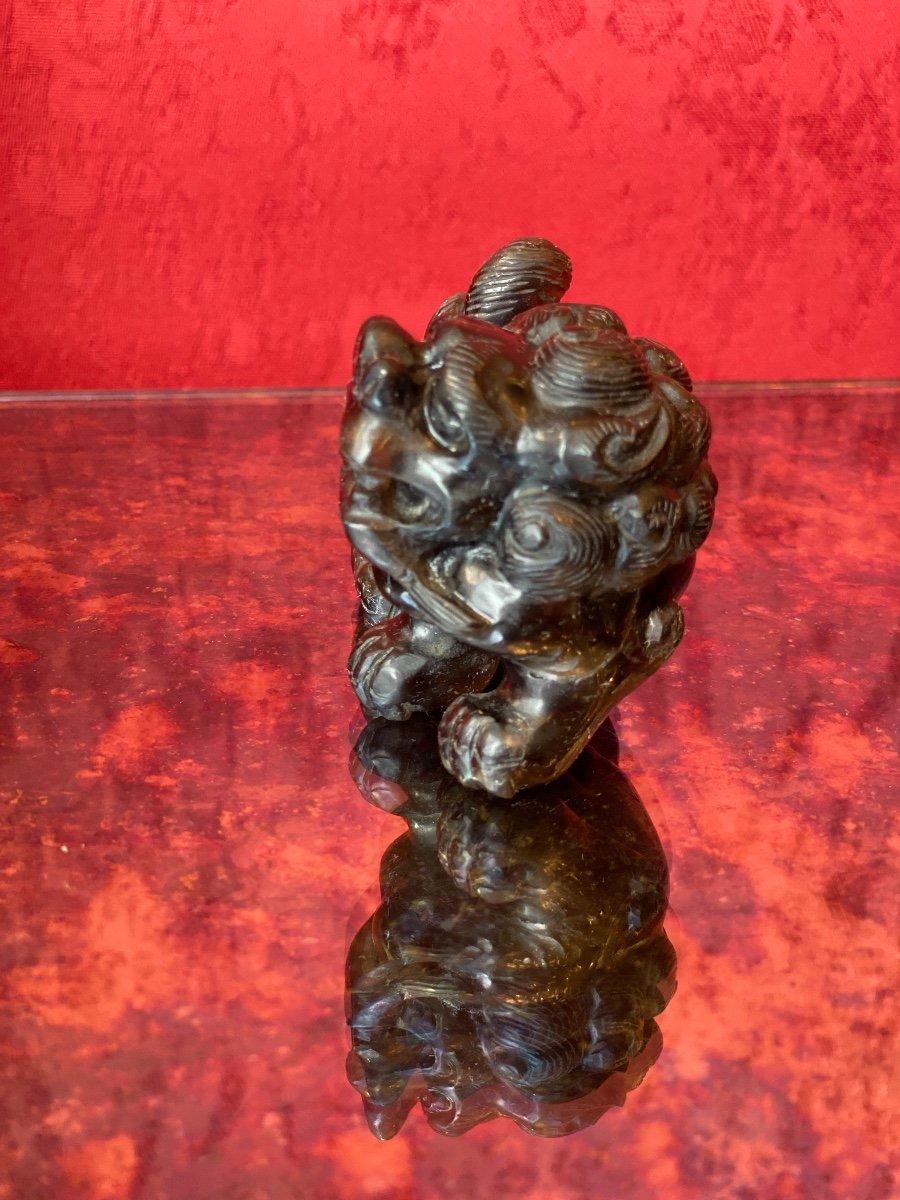 Magnificent pair of Fô lions in smoky quartz each proudly resting on a small wooden plinth on feet.

Smoky quartz is a rock crystal that is distinguished from other quartz by its color which varies between brown and black.

In the 12th century,