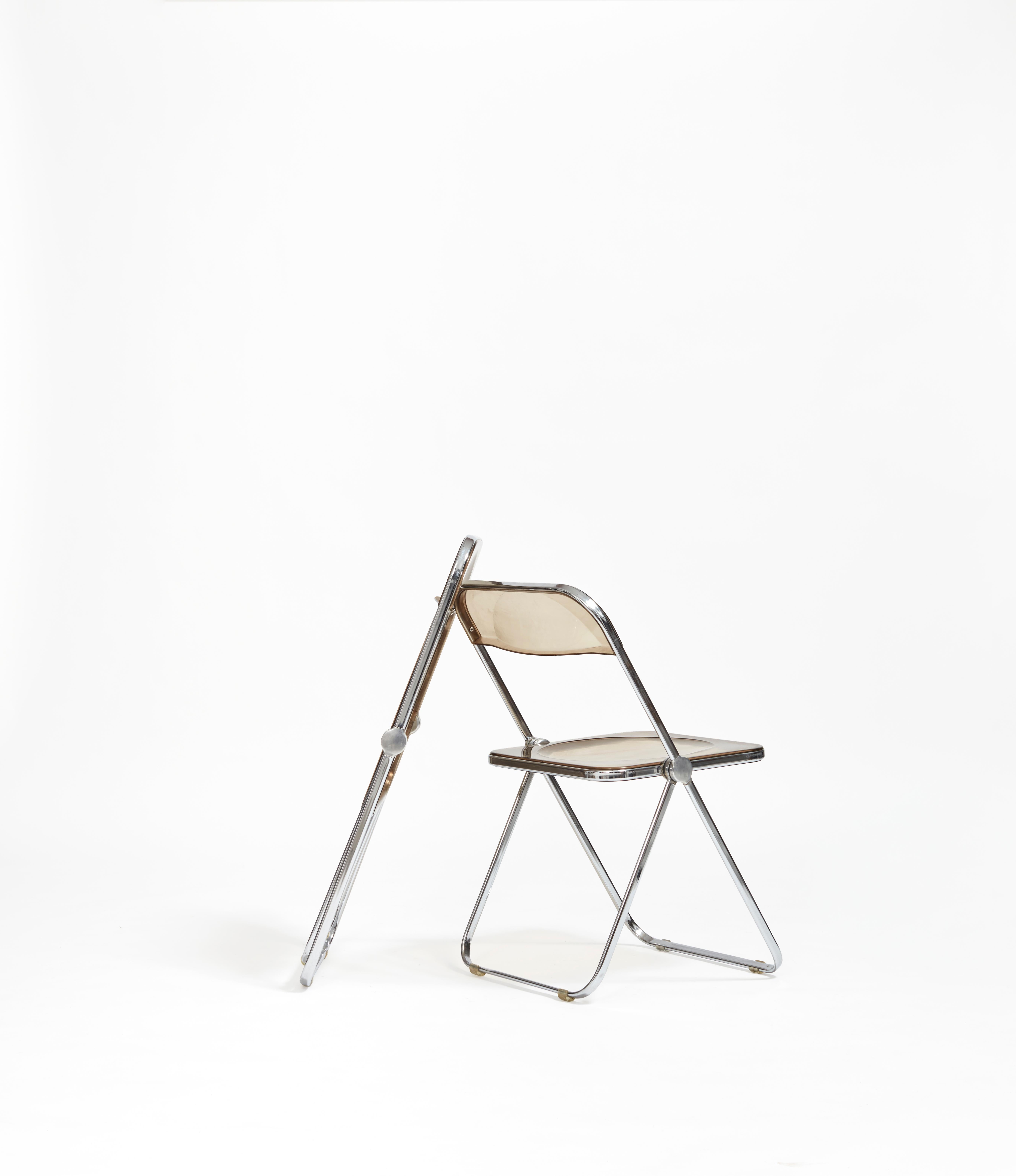 The essential folding chair, the Plia showcases function while marking the move towards transparent furniture design trends from the late 1960s to the 1970s. It is a cult object of the mid-century transition around practical solutions for urbanized