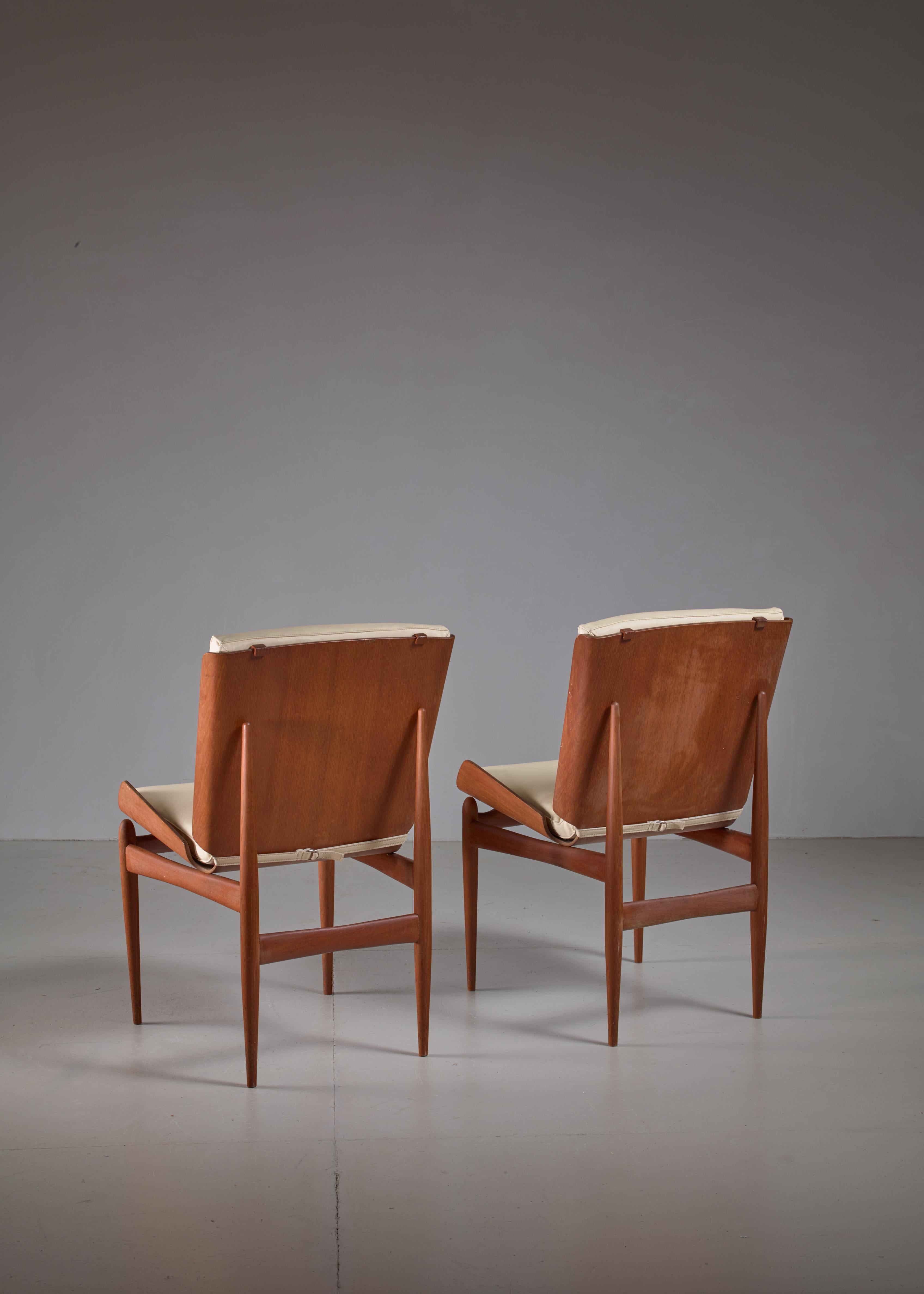 Mid-Century Modern Pair of Folded Plywood and Leather Italian Side Chairs, 1950s For Sale