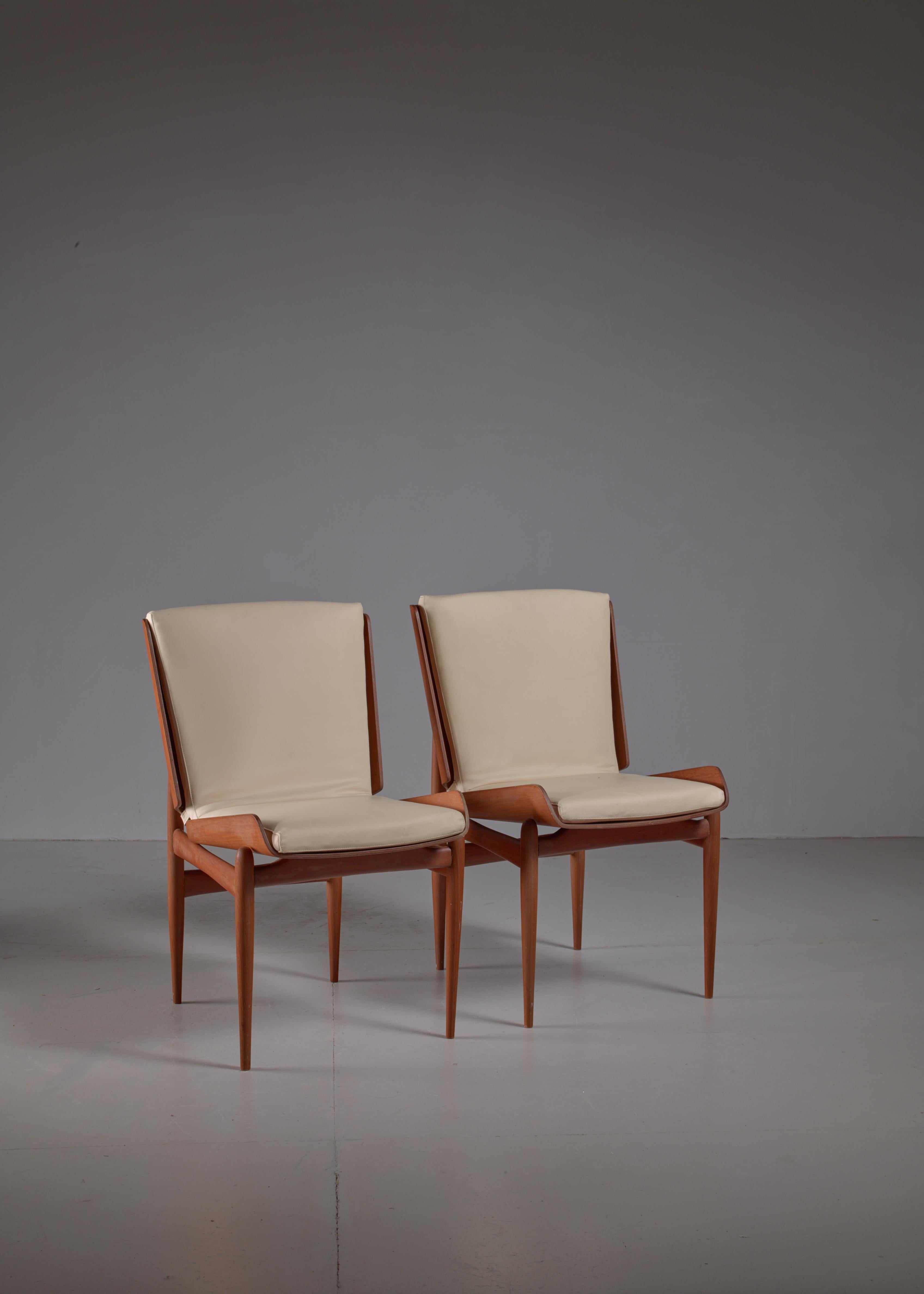 Pair of Folded Plywood and Leather Italian Side Chairs, 1950s In Good Condition For Sale In Maastricht, NL