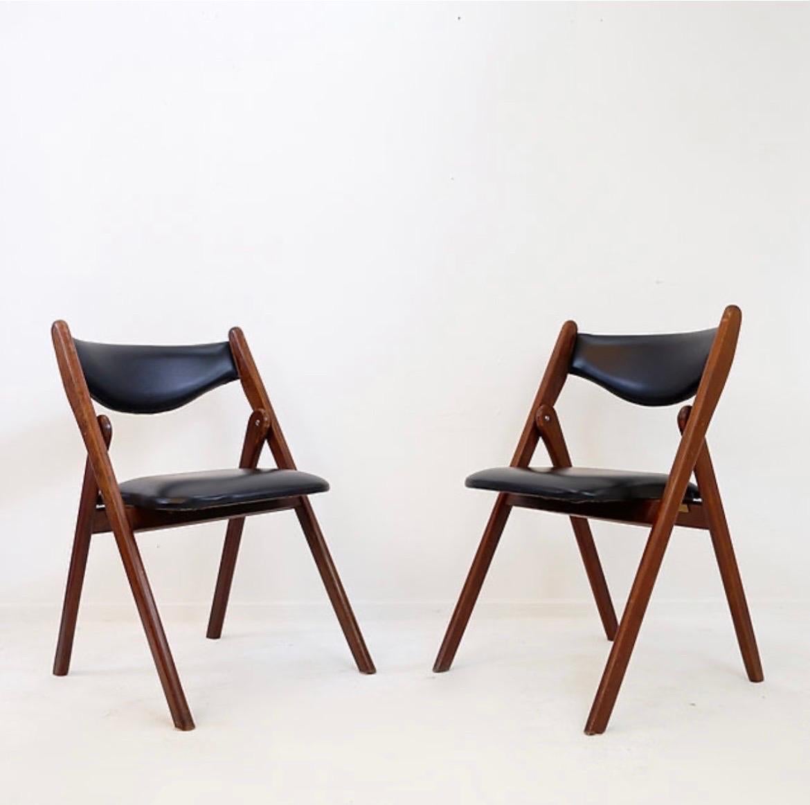 Pair of Folding Chairs by Coronet for Norquist, USA, c. 1960s

Wear consistent with age and use.
 

Mid-Century Modern - Jamestown - New York
Measures : 50cmx50cm H:78cm SH:43cm 
Materials : Skaï - Teak 