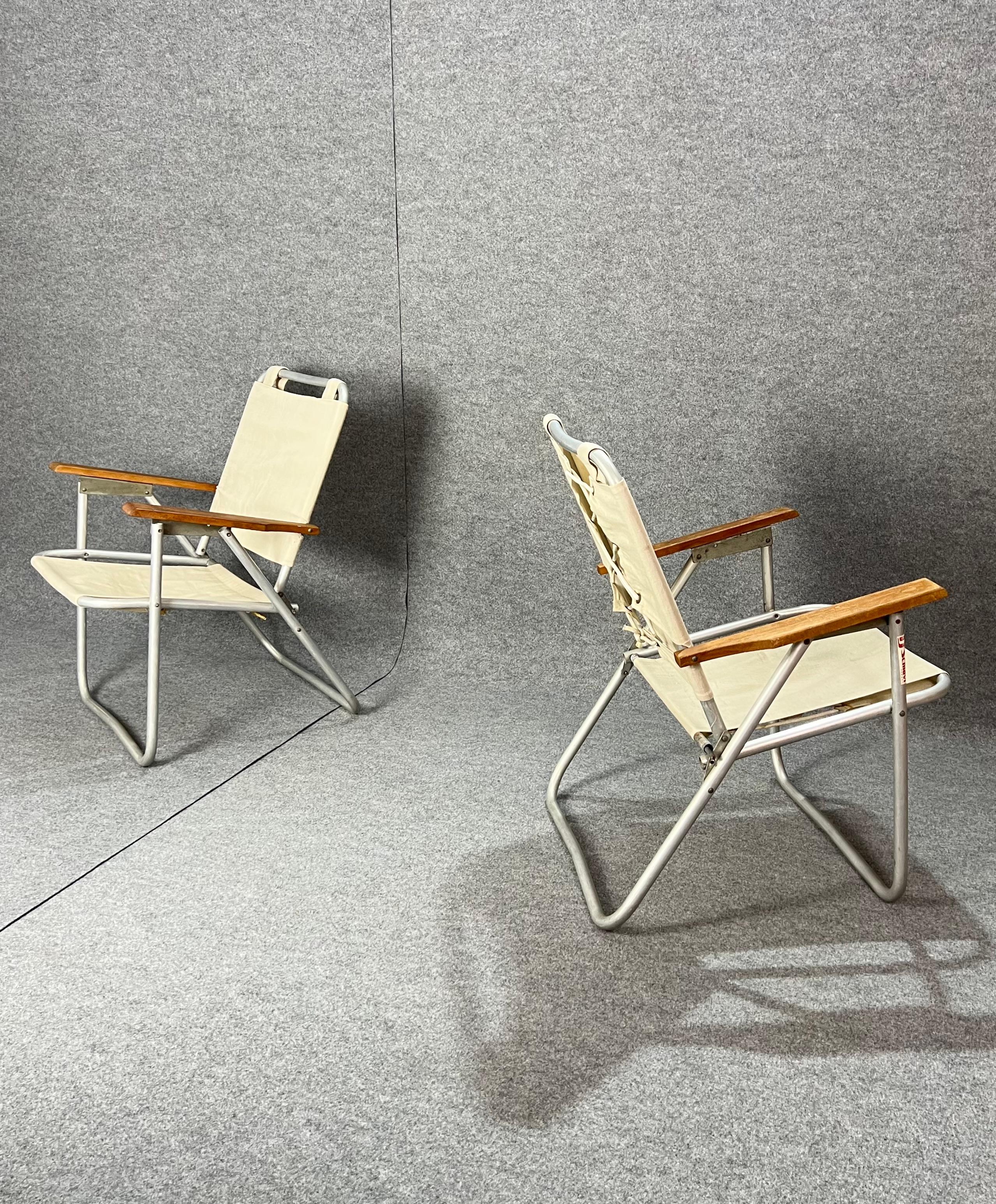 Praticité de ces chaises pliantes en aluminium des années 1960, avec toile de jute ou beige résistante. Ces chaises ne sont pas seulement un clin d'œil au style vintage, mais un mélange de confort et de praticité, idéal pour un usage quotidien.
Leur