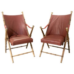 Paire de chaises pliantes en bois d'imitation de bambou et décorations en bronze