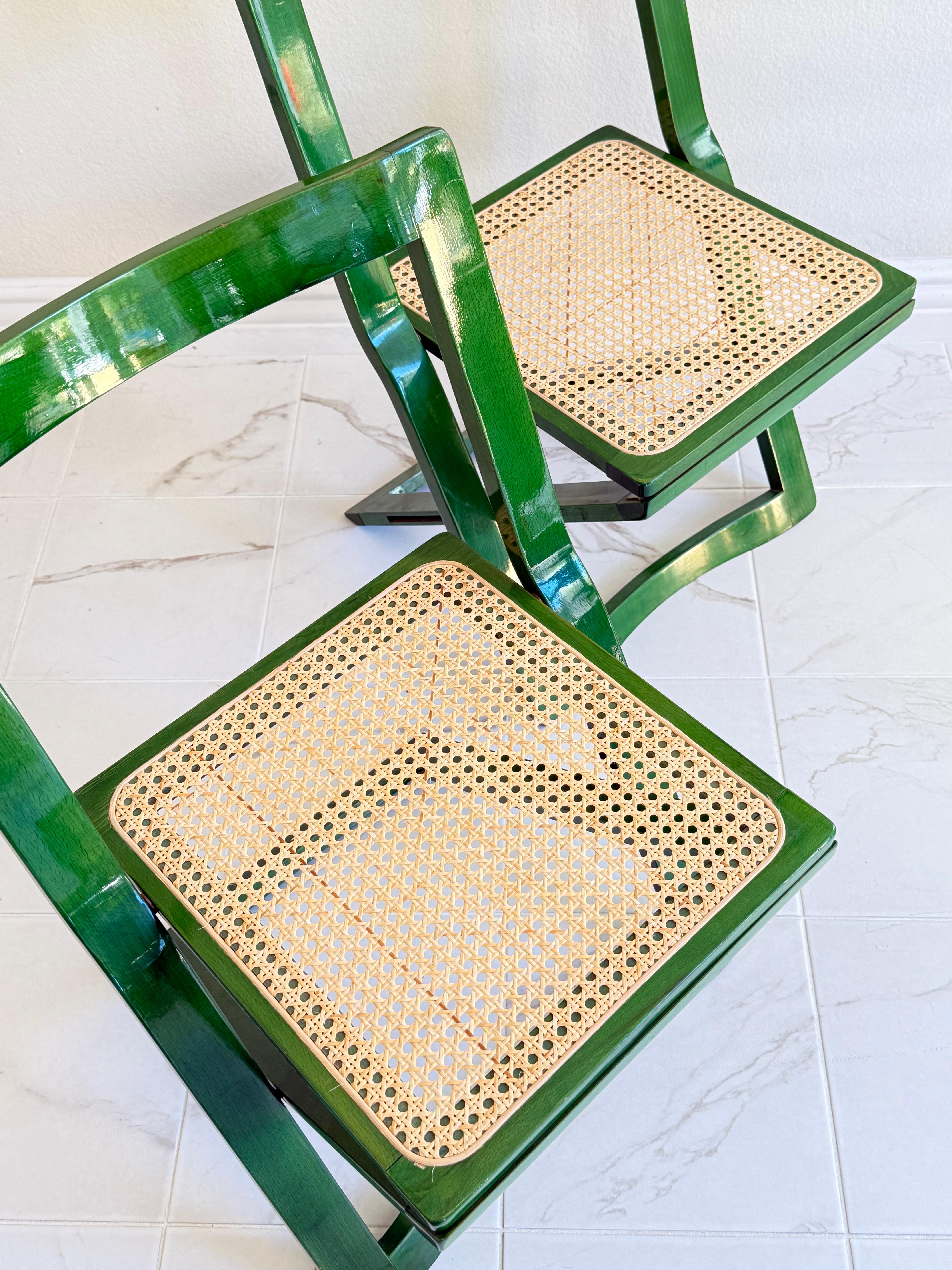 Pair of folding Chairs in Green Lacquer by Aldo Jacober for Alberto Bazzani In Good Condition For Sale In San Diego, CA