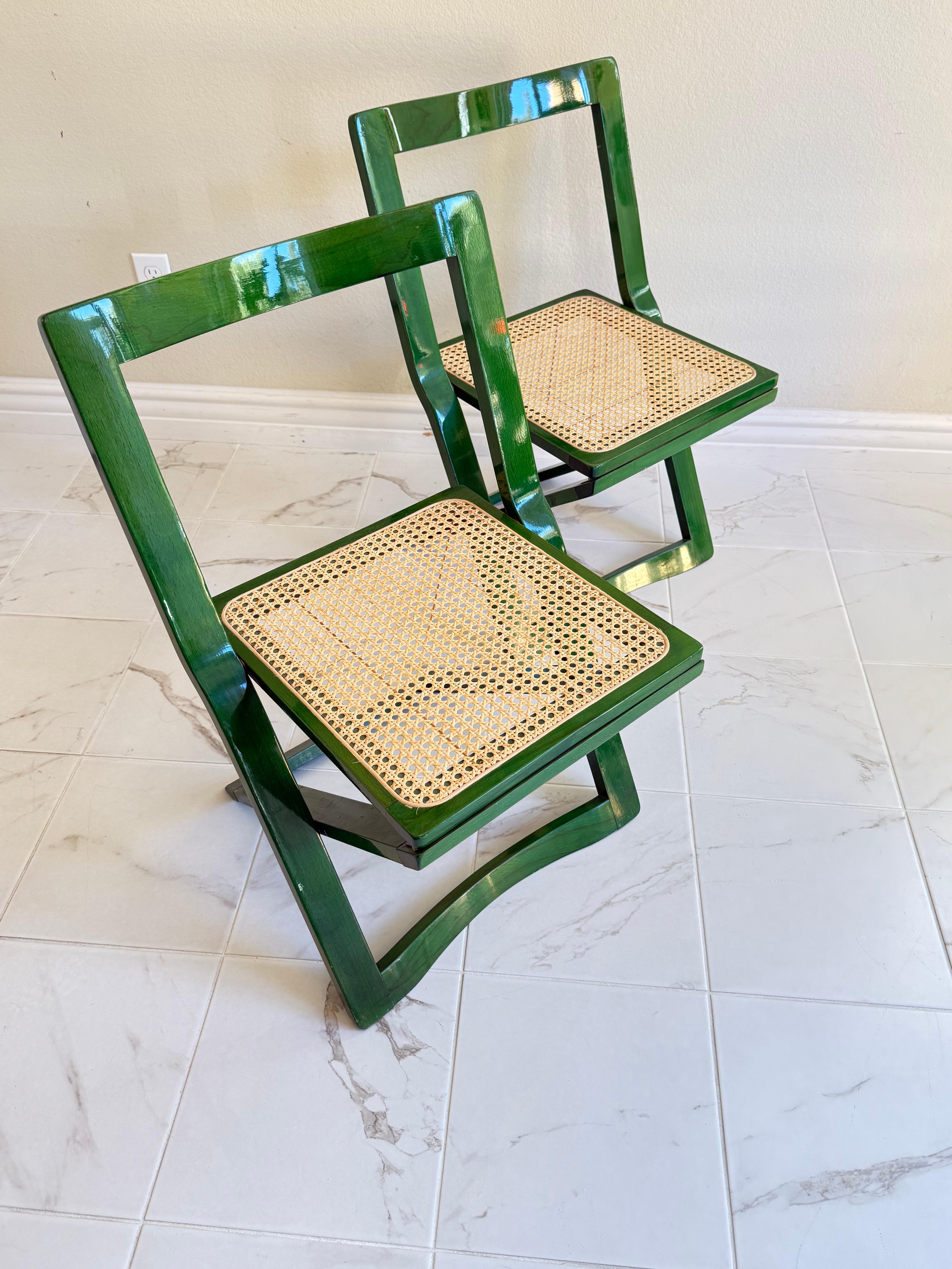 Pair of folding Chairs in Green Lacquer by Aldo Jacober for Alberto Bazzani For Sale 1