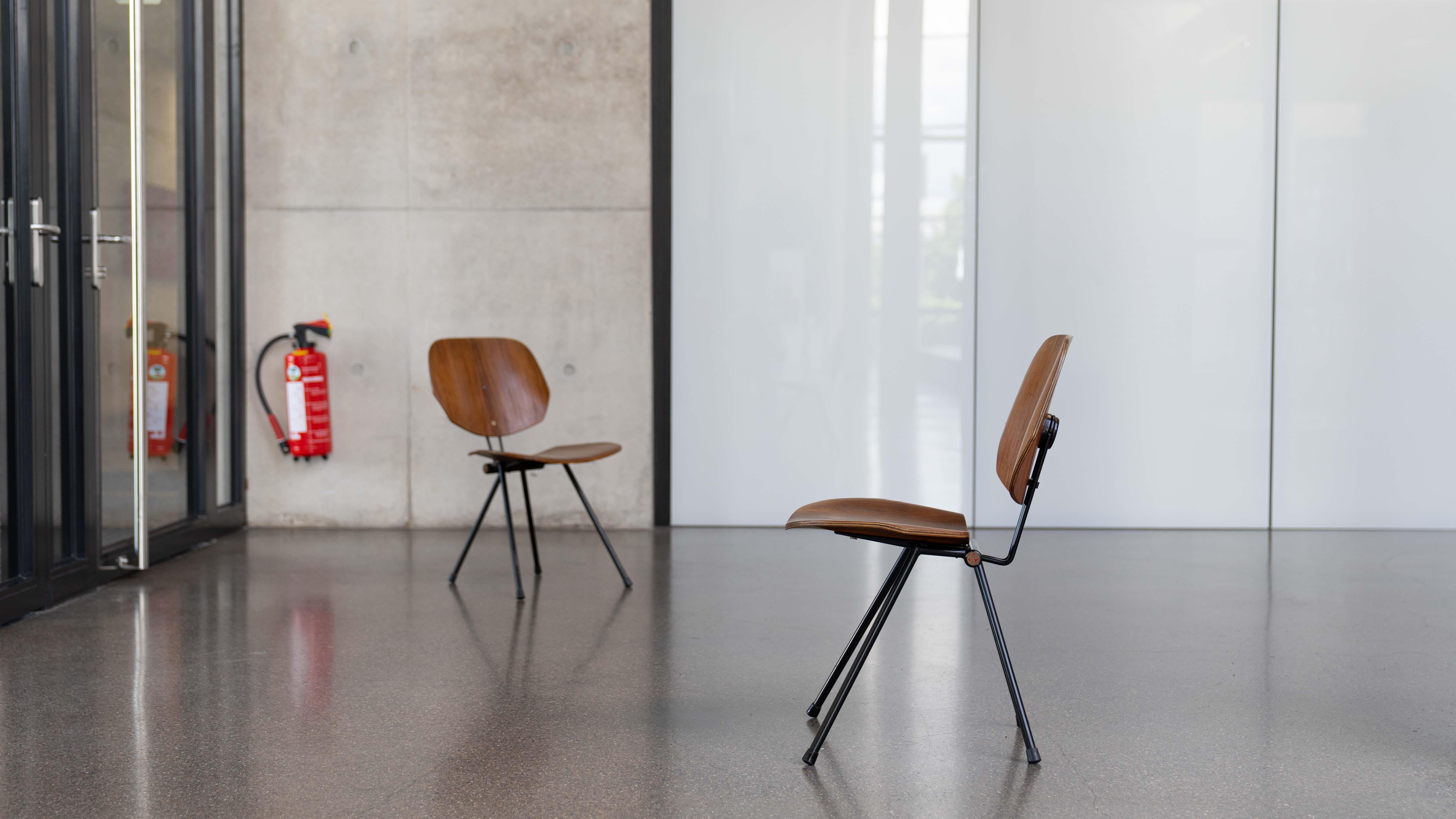Ensemble de (2) chaises pliantes, modèle S88. Conçu en 1956 par Osvaldo Borsani pour Tecno, Italie. Ces chaises du milieu du siècle ont un cadre en acier tubulaire noir avec une charnière/articulation en plusieurs parties. Les pieds tournent autour