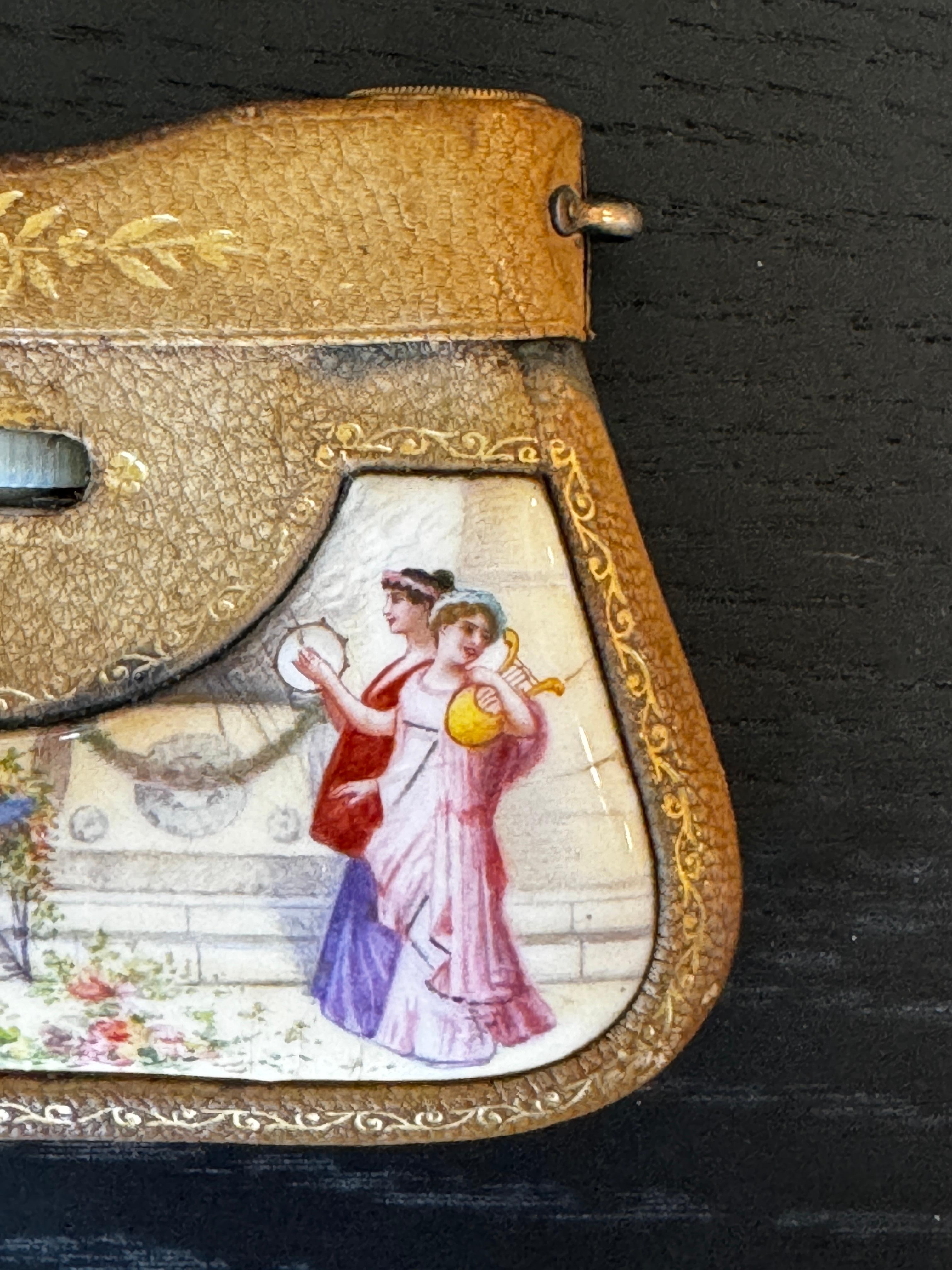 Paire de verres d'opéra pliants en cuir ouvragé en forme de sac à main Bon état - En vente à San Francisco, CA