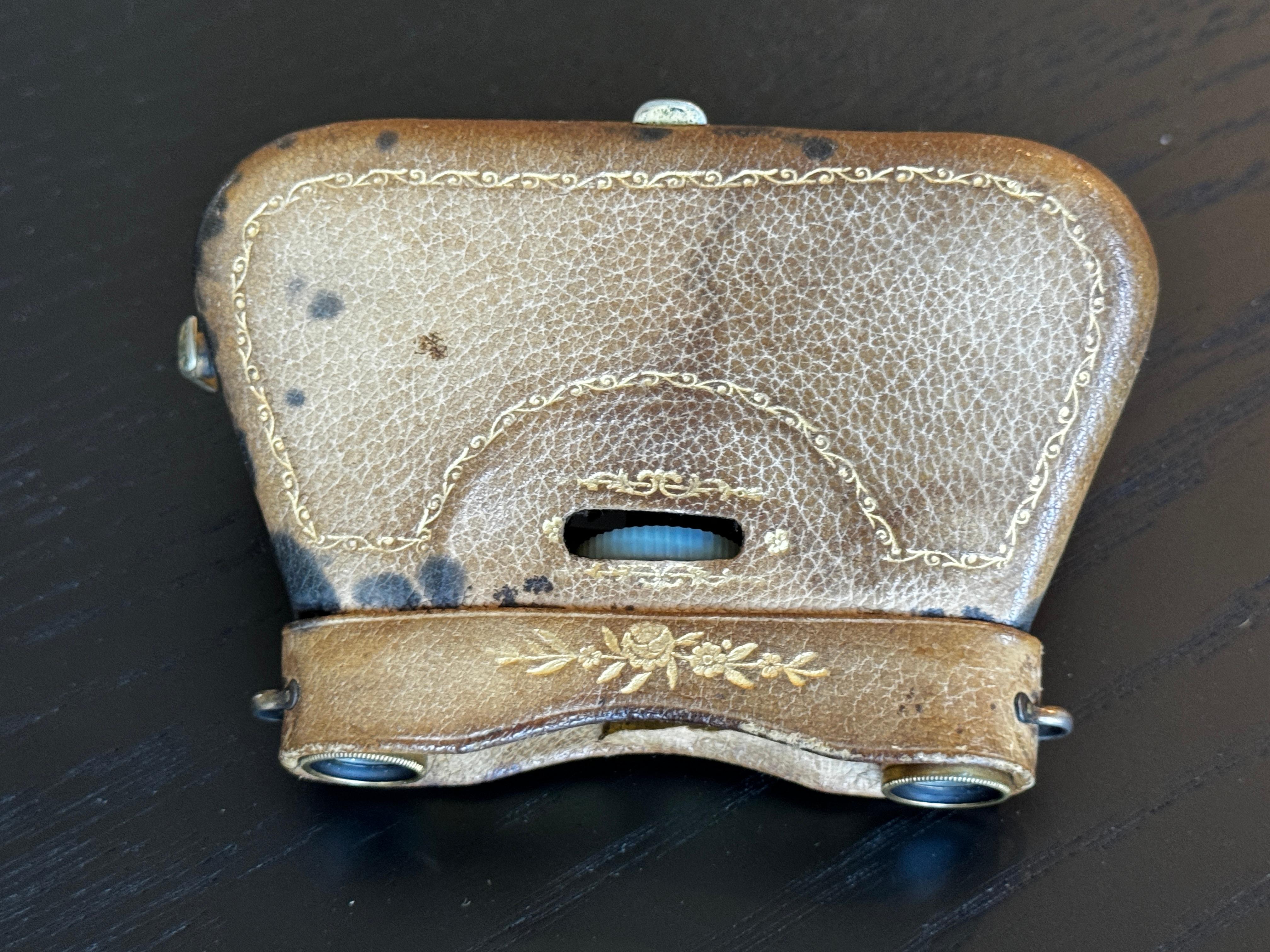 Paire de verres d'opéra pliants en cuir ouvragé en forme de sac à main en vente 2