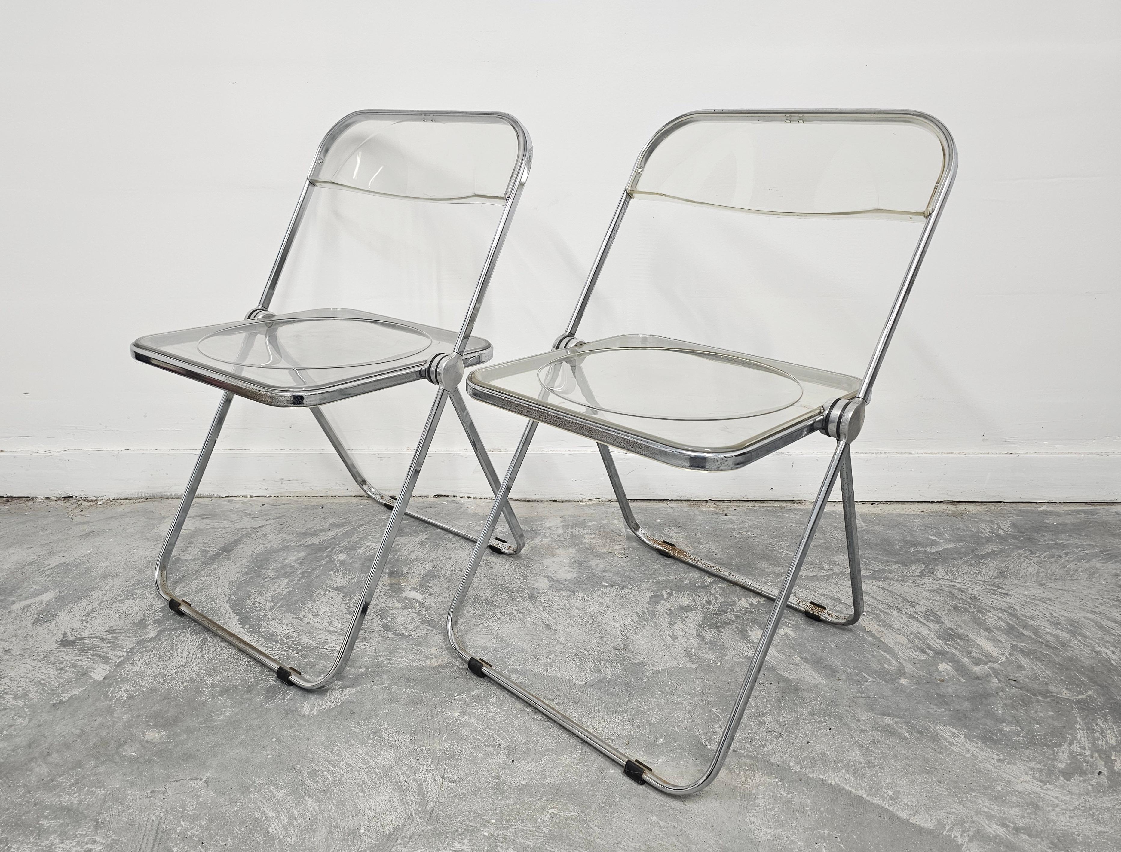 In this listing you will find a pair of clear folding 