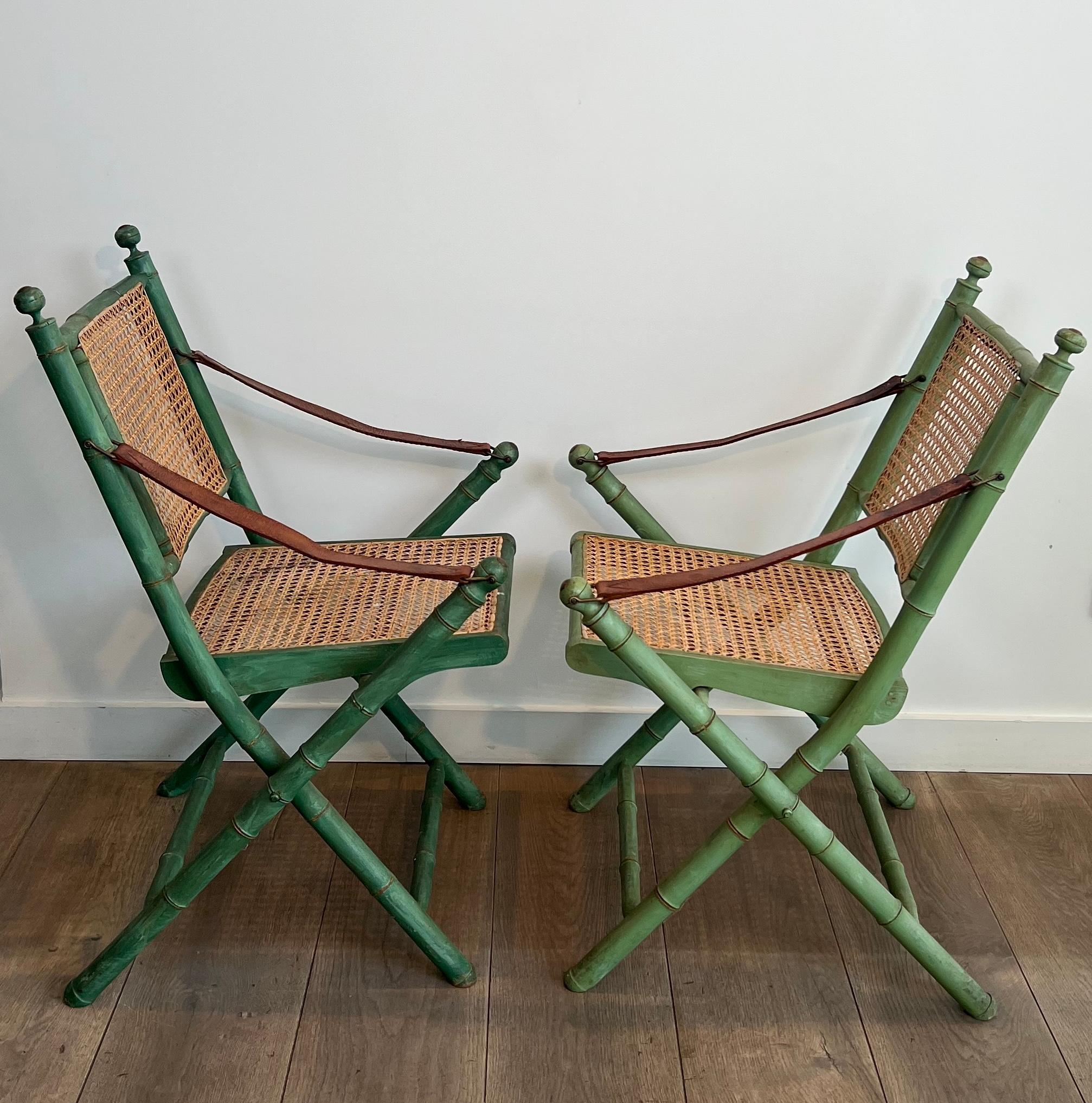 Pair of Folding Safari Chairs in Patinated Faux-Bamboo with Caned Backs and Seat In Good Condition For Sale In Marcq-en-Barœul, Hauts-de-France