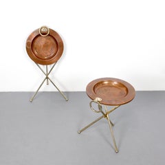 Paire de tables d'appoint pliantes avec plateaux en cuivre et cadres en acier doré - C.C. 1960 -.
