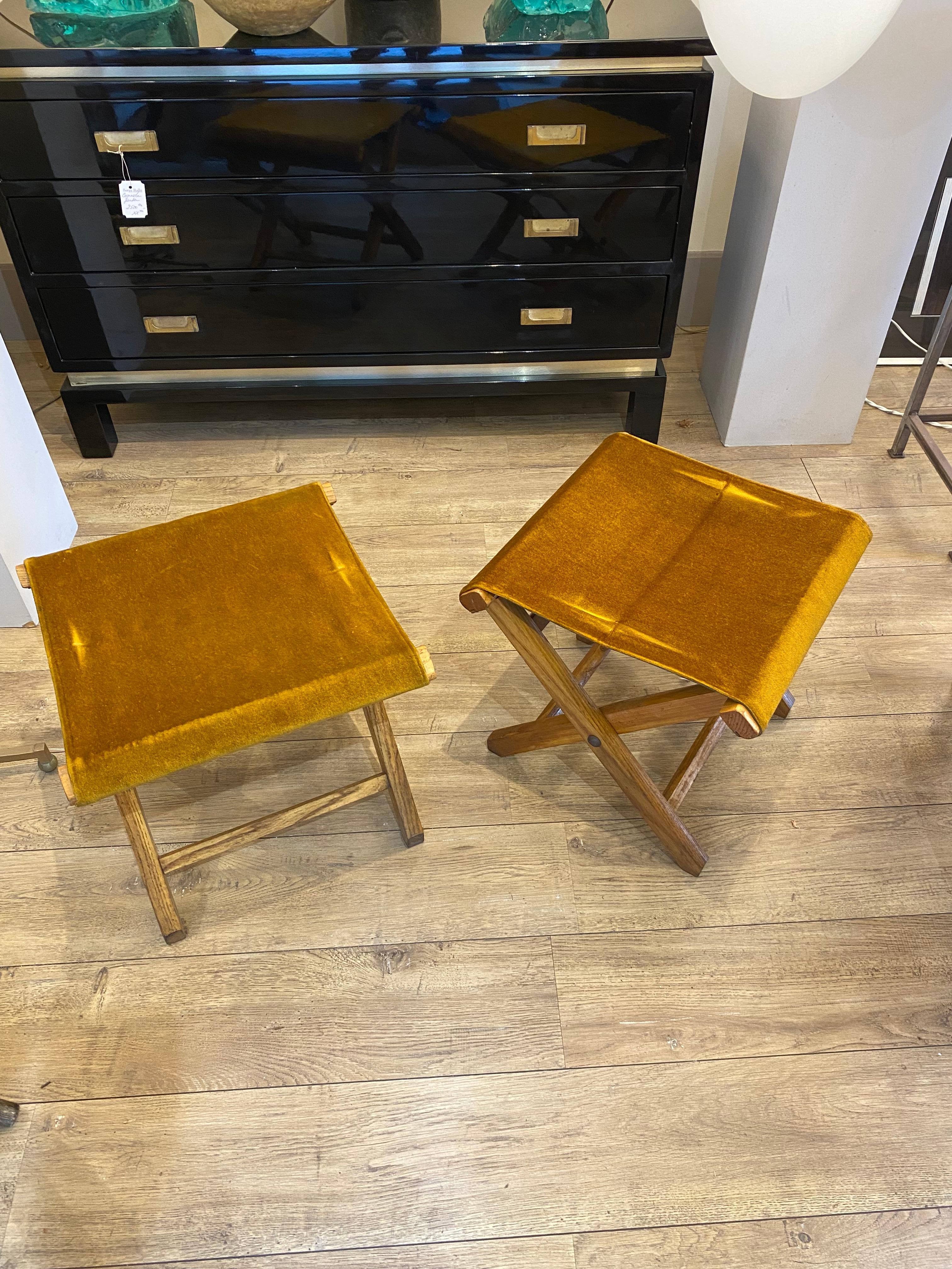 paire de tabourets en hêtre teinté et noyer. Il s'agit du tabouret pliable. Le siège est en velours marron. Ils ont été fabriqués en Italie vers les années 1950 facile à transporter commercialement, je propose le transport. Ils peuvent très bien