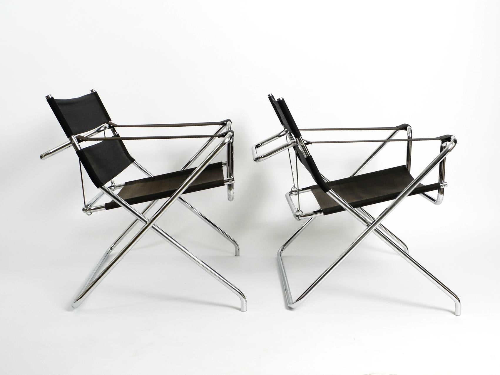 Pair of original folding tubular steel D4 armchairs by Marcel Breuer in the iron yarn version.
Made in the 1980s by Tecta. Published in 1927 for the first time in the Breuer tubular steel catalog. Was designed for various applications: on ship