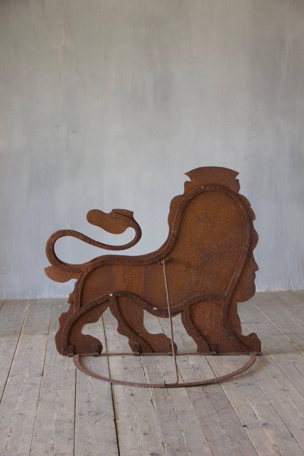 Pair of Folding Wrought Iron and Tole Circus Lions In Good Condition For Sale In Stamford, GB