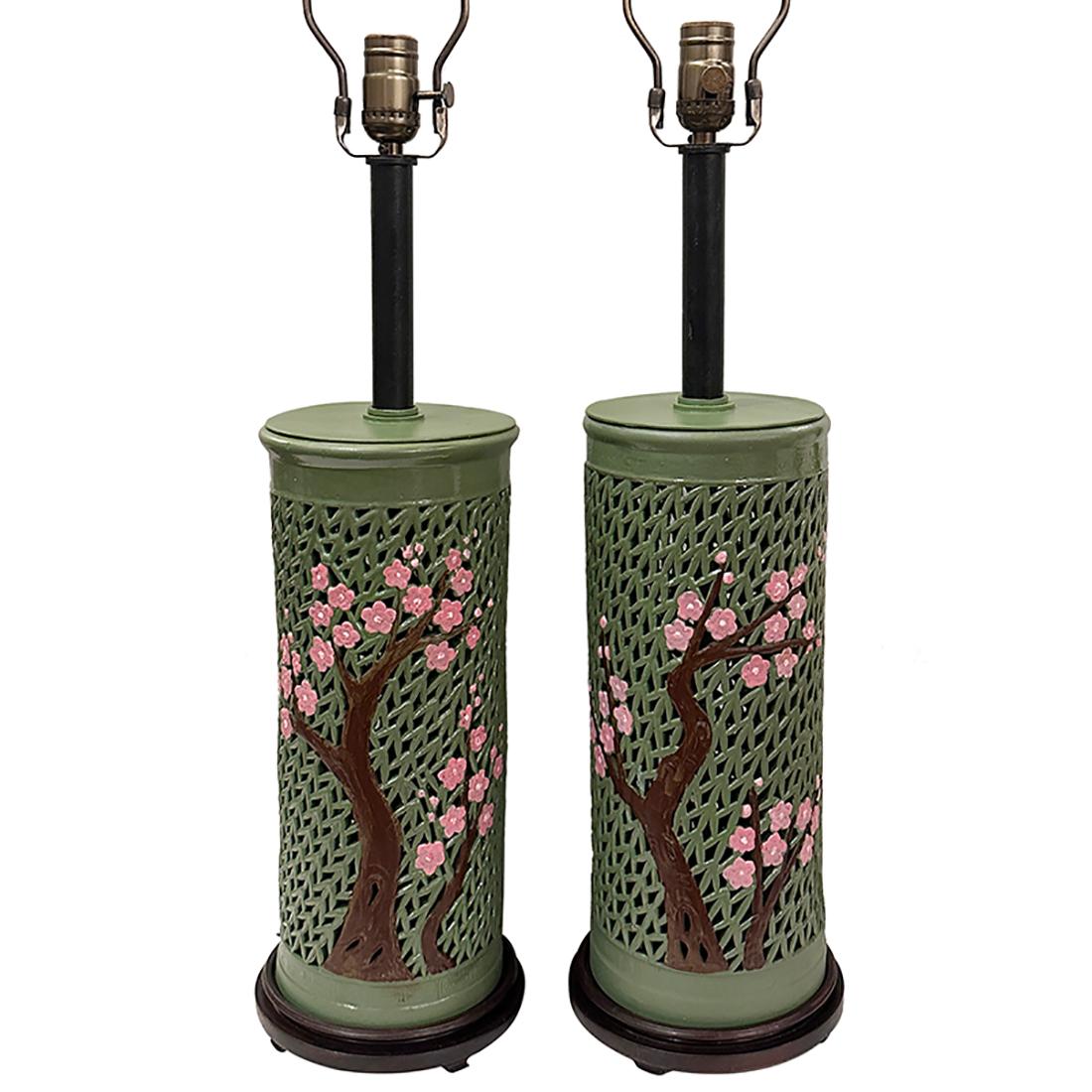 Coppia di lampade cinesi dipinte a fiori degli anni '40 circa.

Misure:
Altezza della scocca: 17