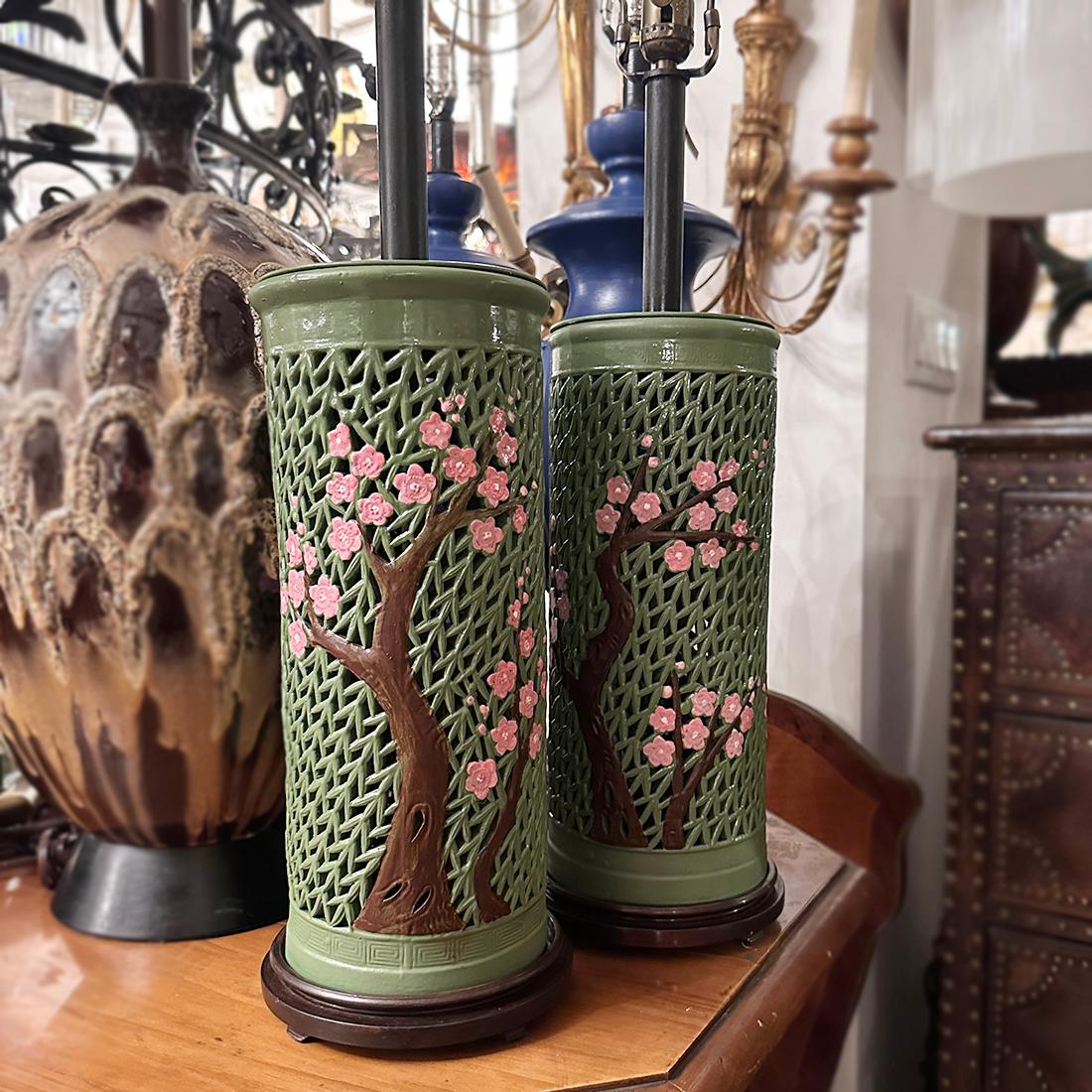 Coppia di lampade rosa fogliame in vendita 1